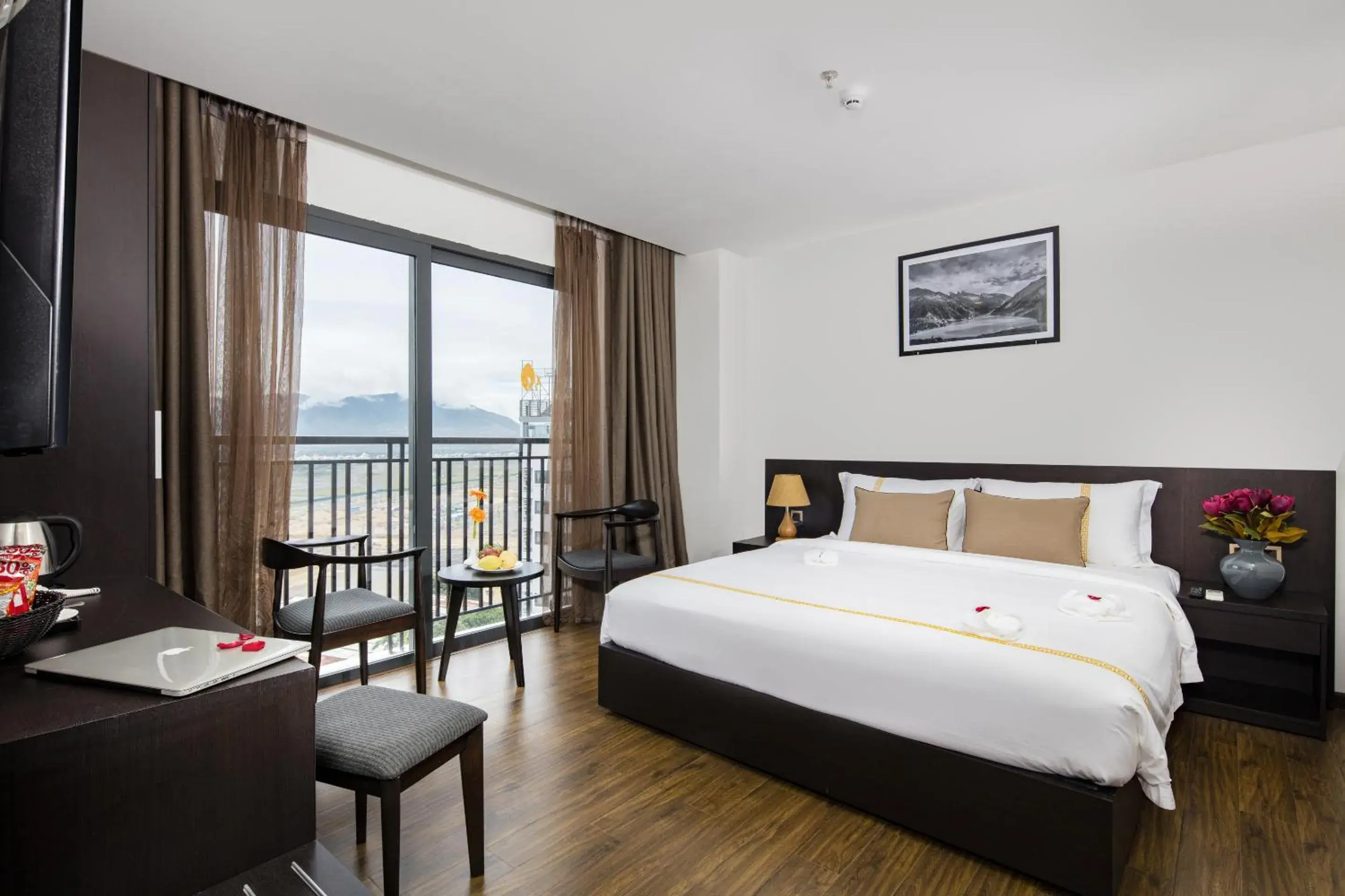 Deluxe King Bed with Mountain view - single occupancy in Meriton Hotel Nha Trang Deluxe King Bed with Mountain view - single occupancy in Meriton Hotel Nha Trang