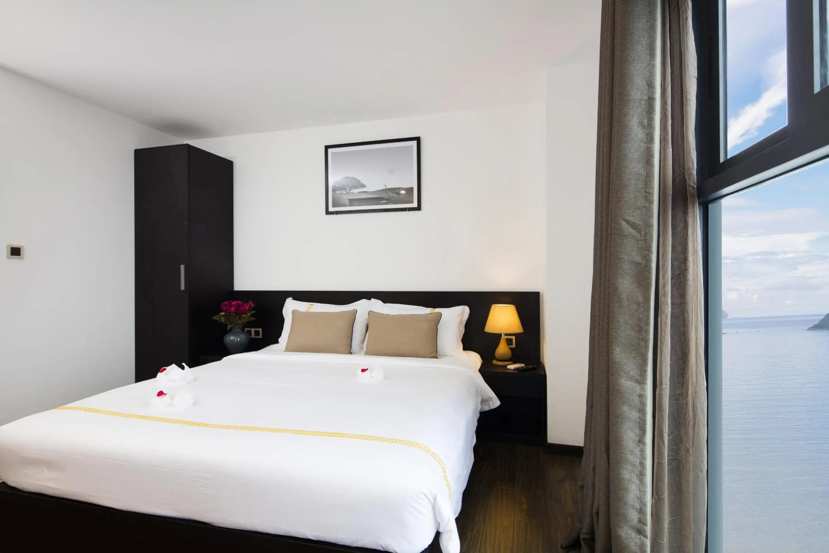 Sea view, Bed in Meriton Hotel Nha Trang
