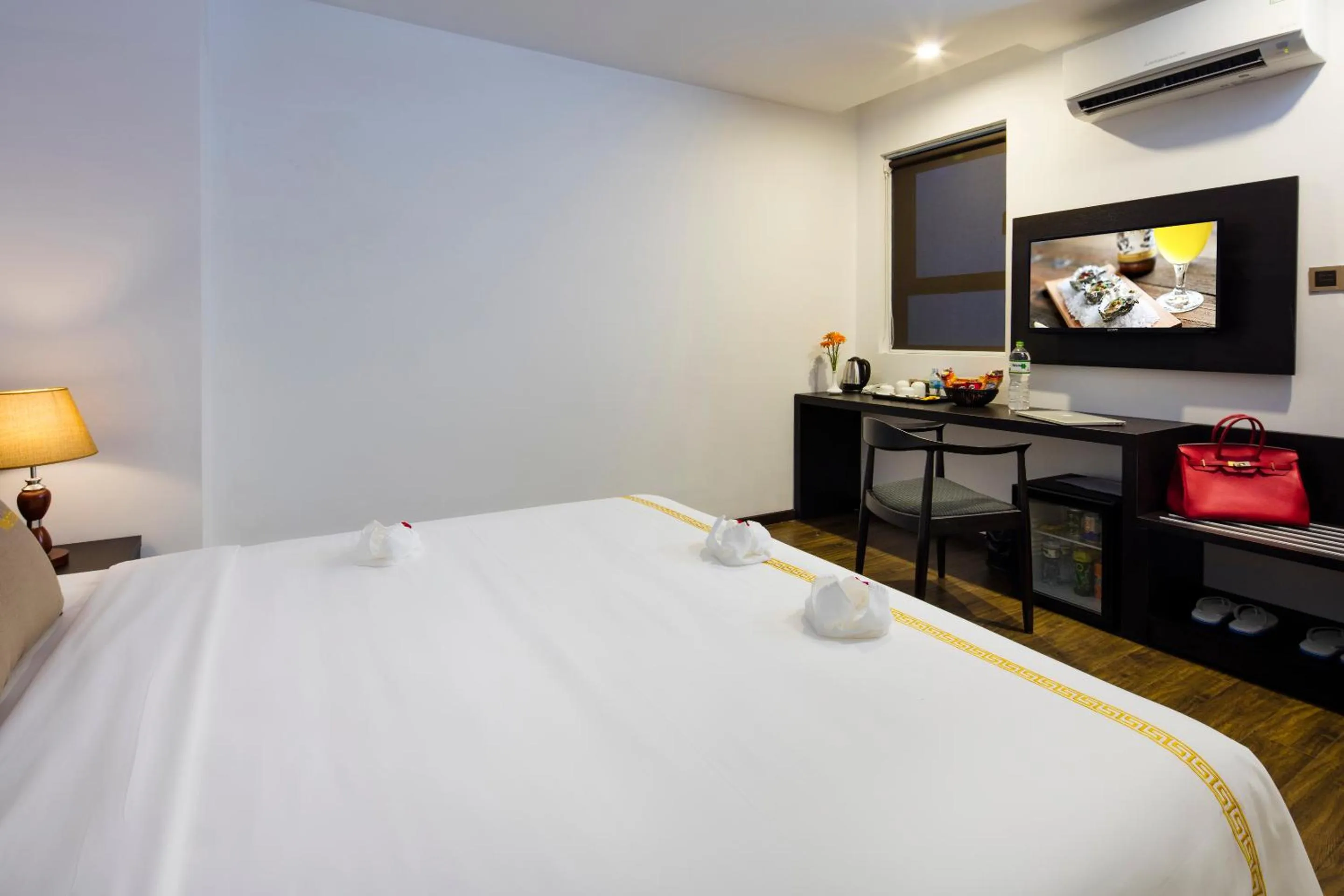 Bedroom, Bed in Meriton Hotel Nha Trang
