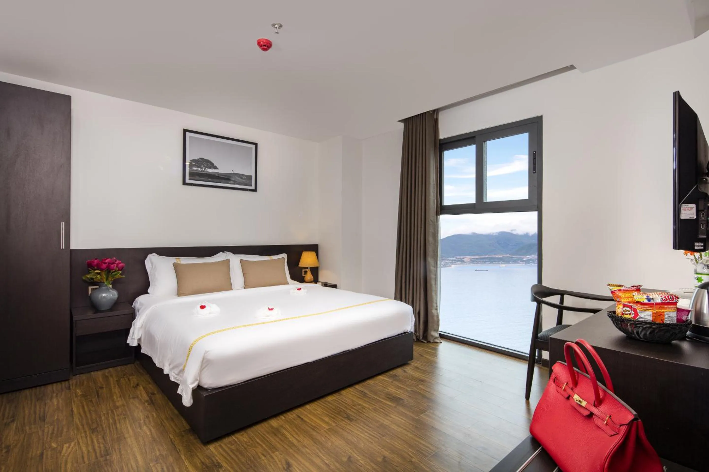 Bedroom, Bed in Meriton Hotel Nha Trang