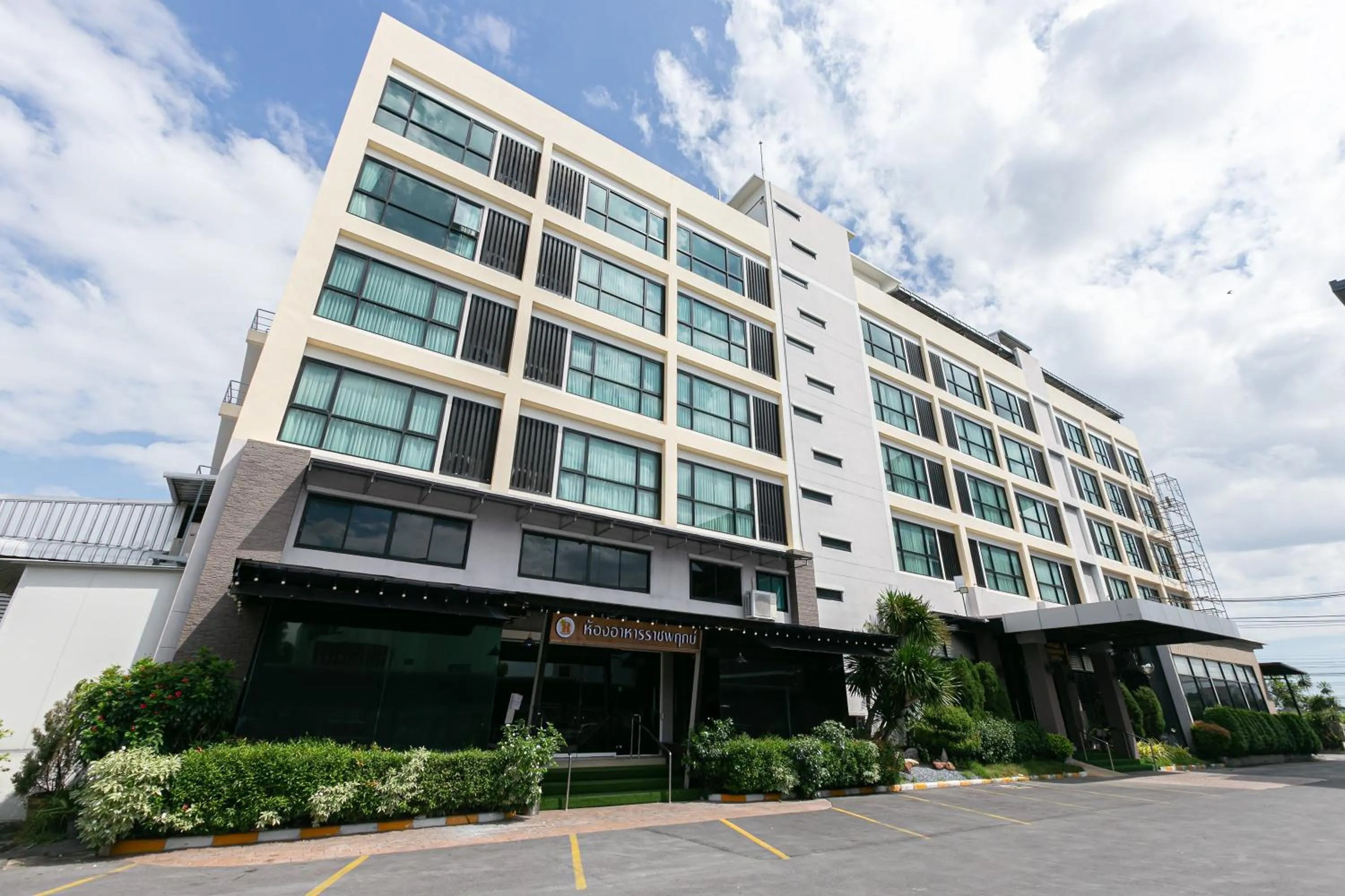 Property building in Grand Ratchapruek Hotel