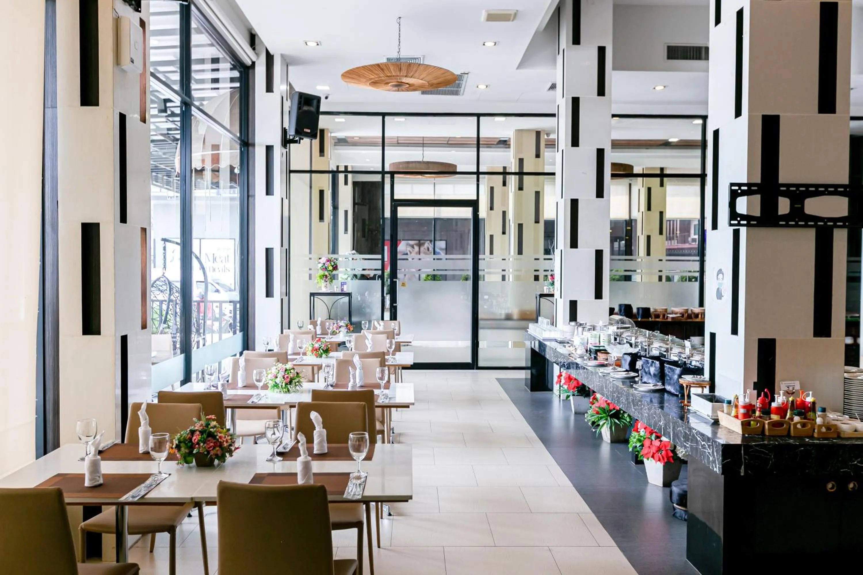 Restaurant/places to eat in Grand Ratchapruek Hotel