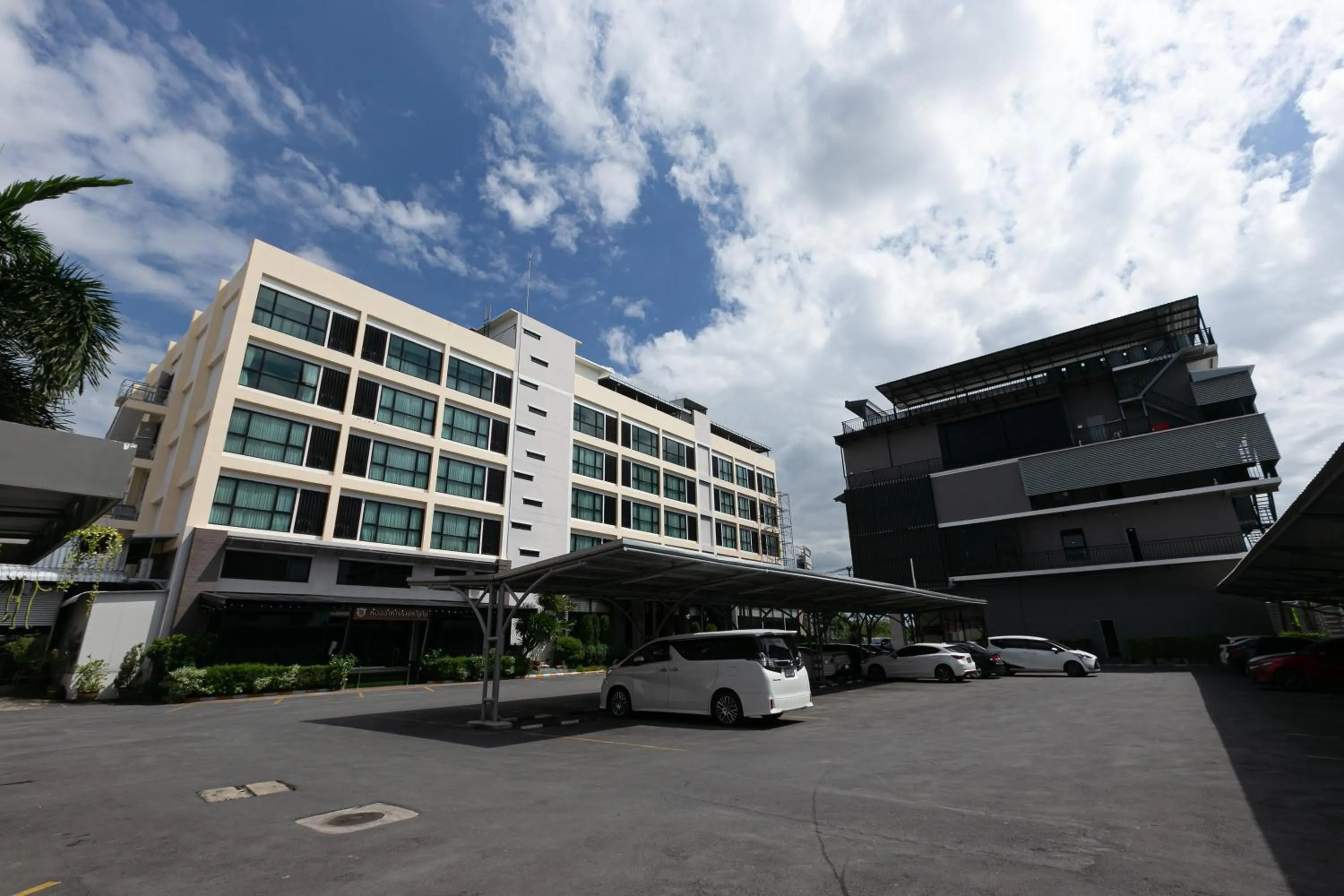 Parking in Grand Ratchapruek Hotel