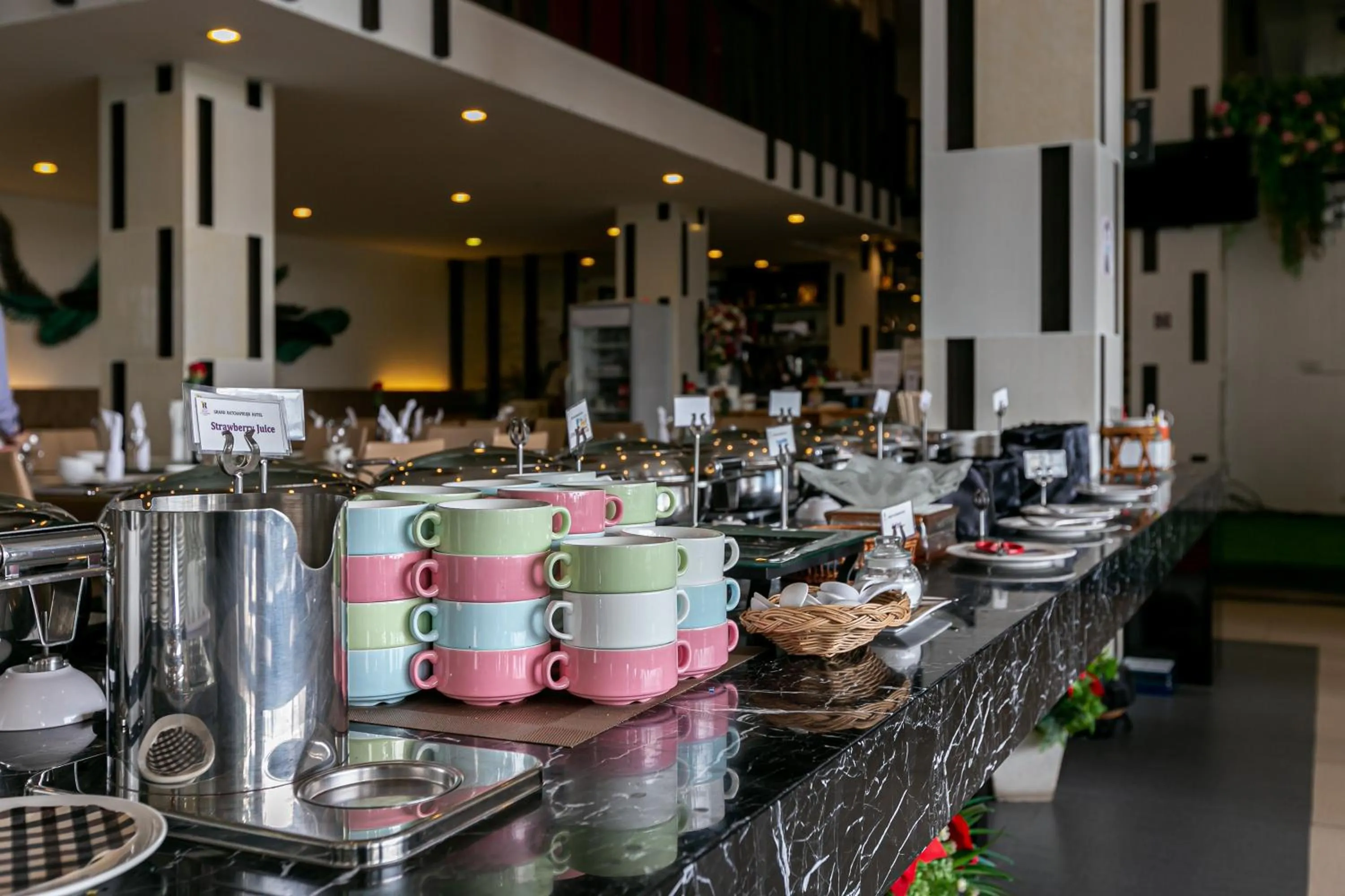 Restaurant/places to eat in Grand Ratchapruek Hotel