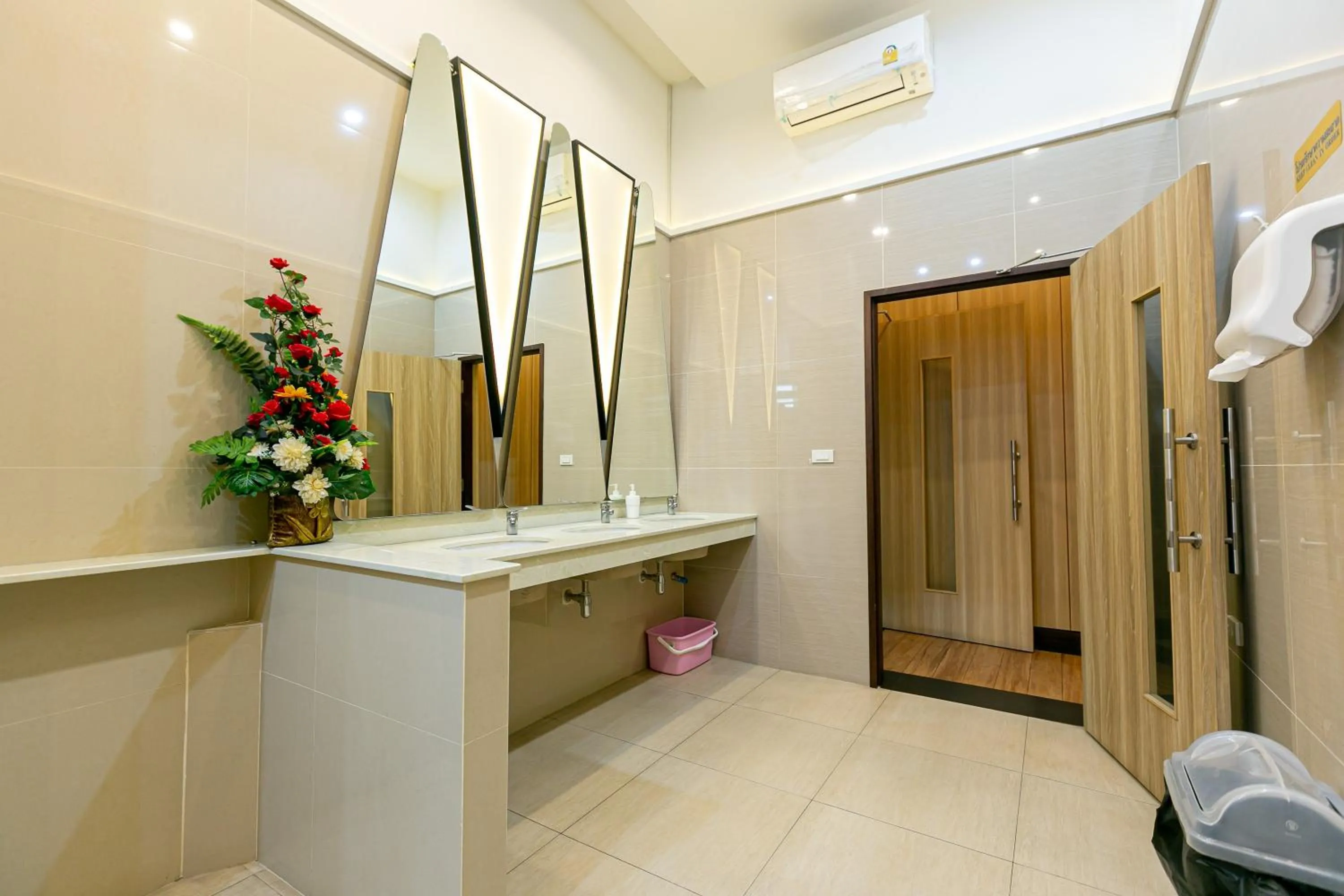 Bathroom in Grand Ratchapruek Hotel