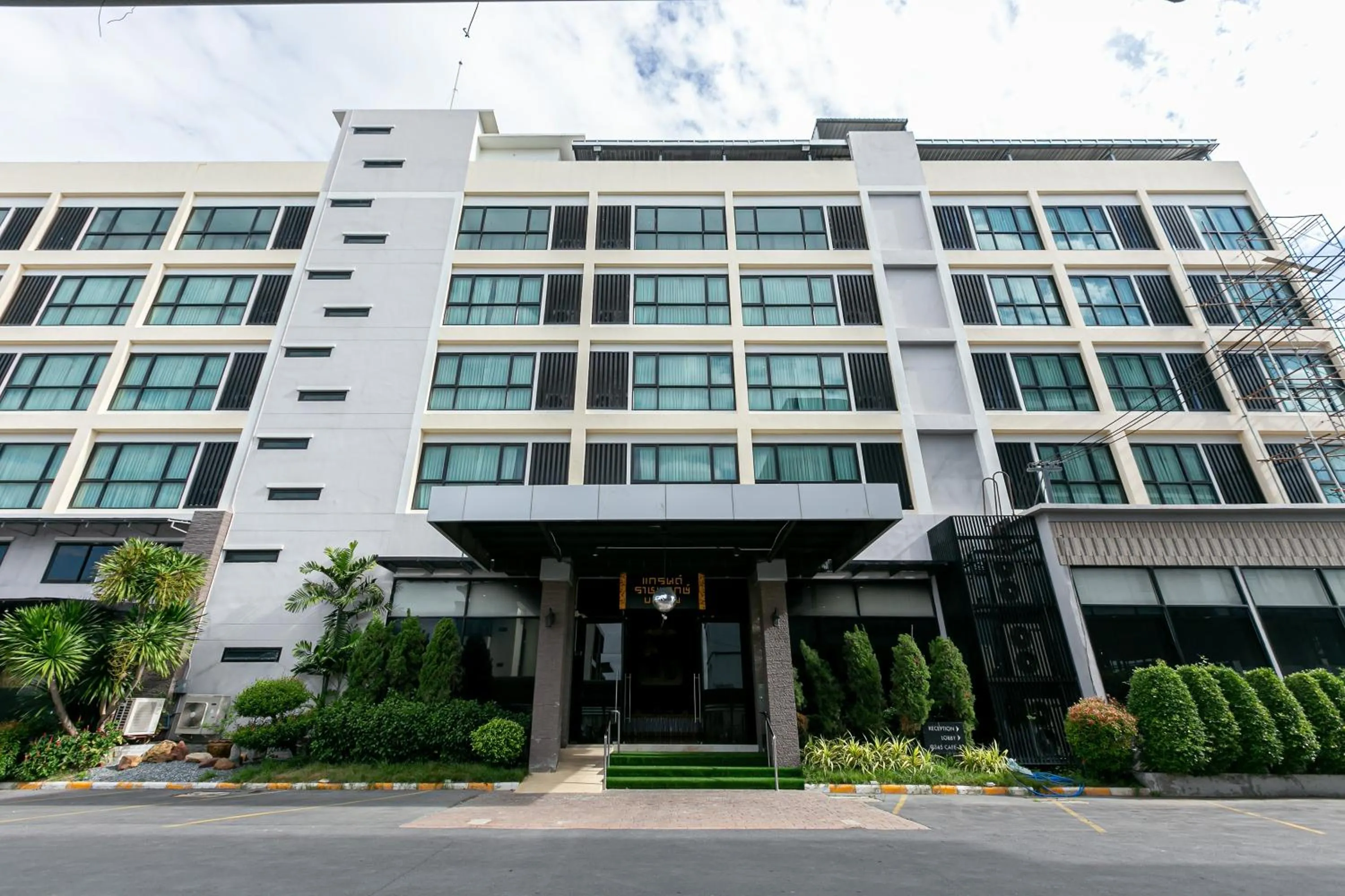 Property building in Grand Ratchapruek Hotel