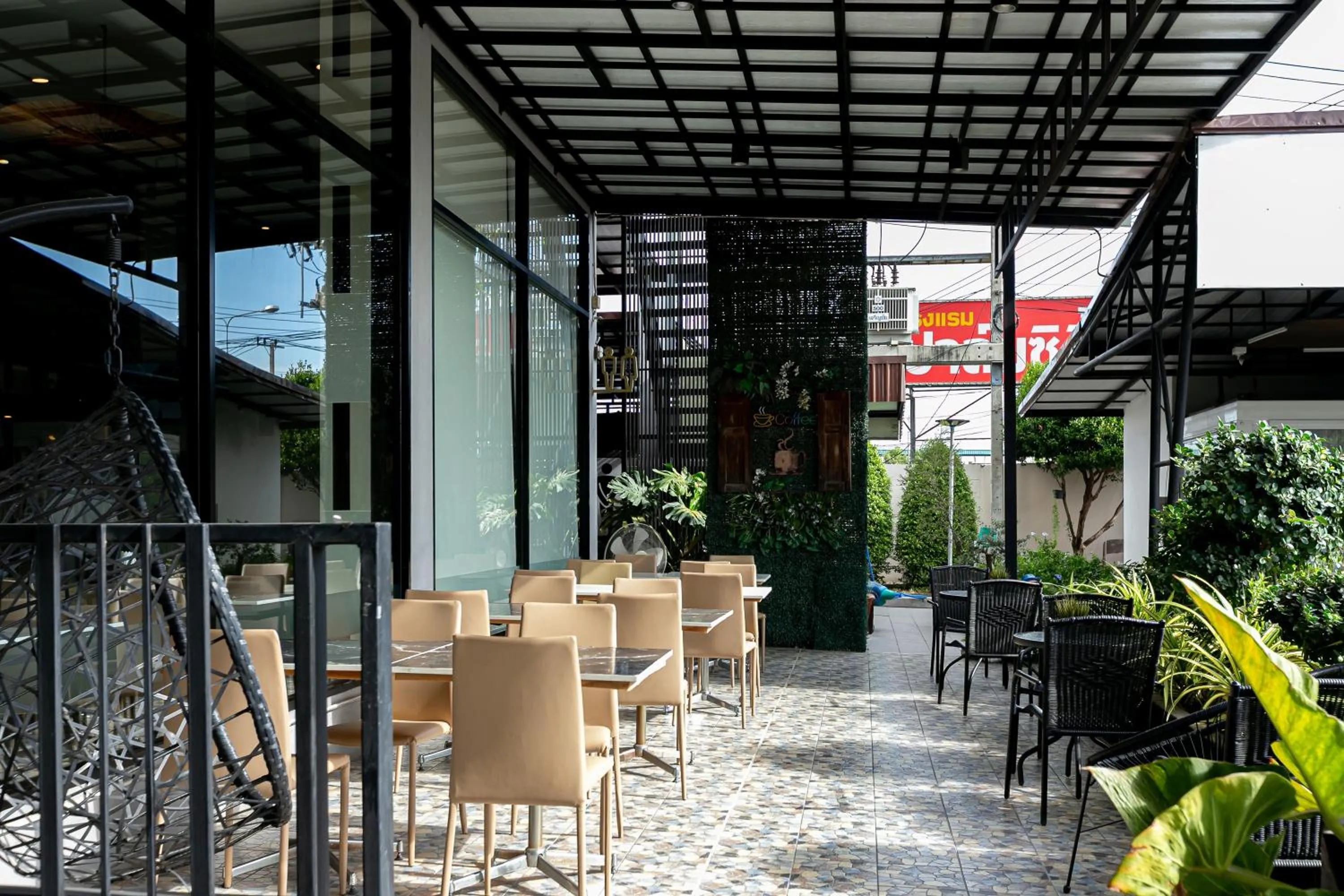 Restaurant/places to eat in Grand Ratchapruek Hotel