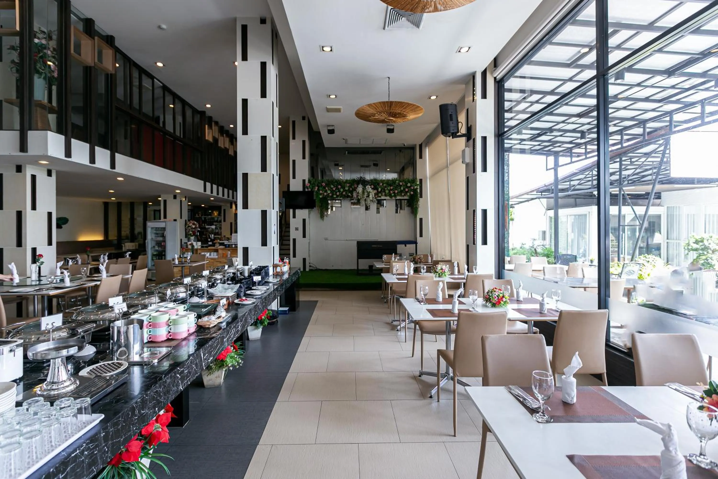 Restaurant/places to eat in Grand Ratchapruek Hotel