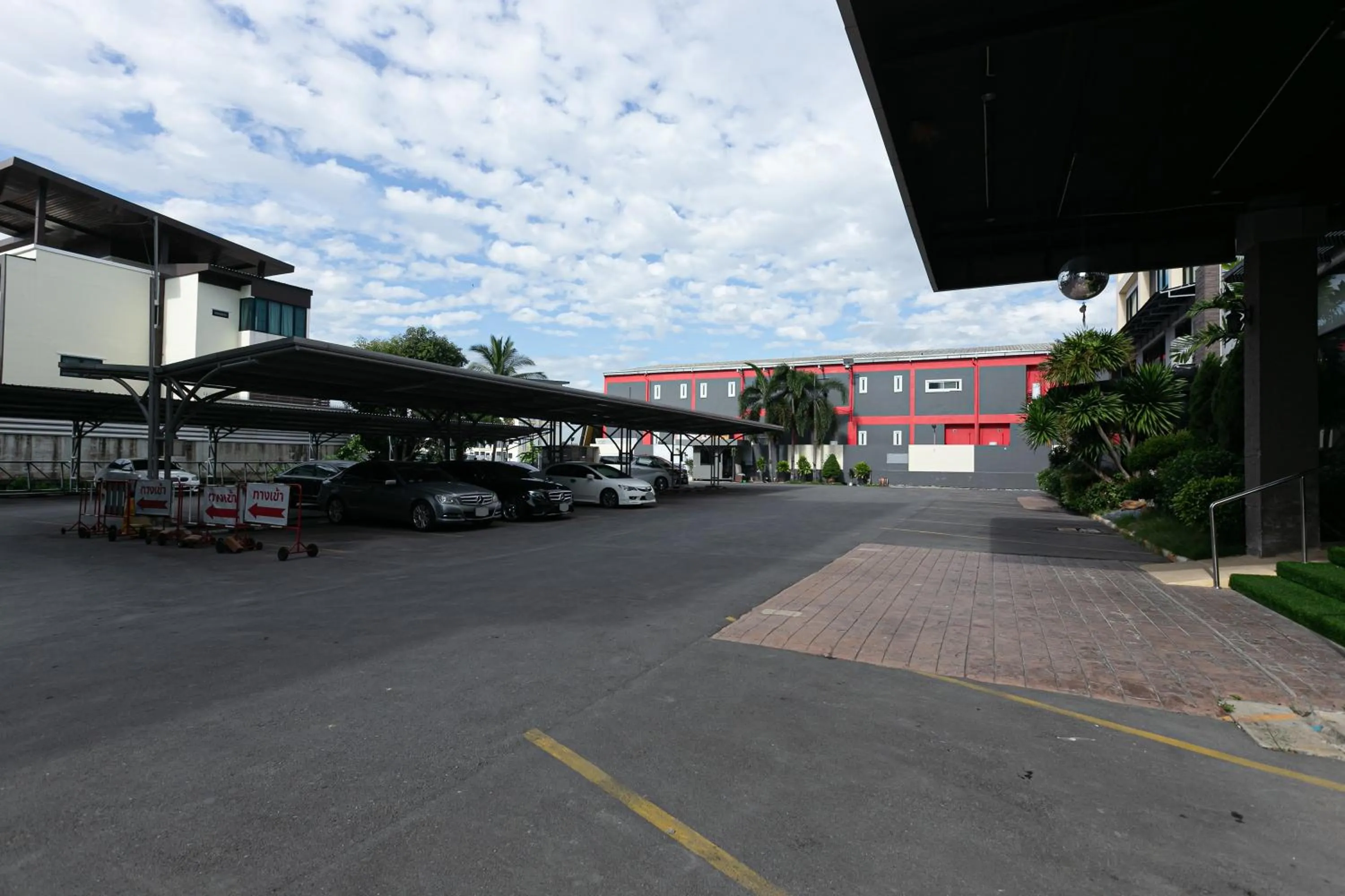 Parking in Grand Ratchapruek Hotel