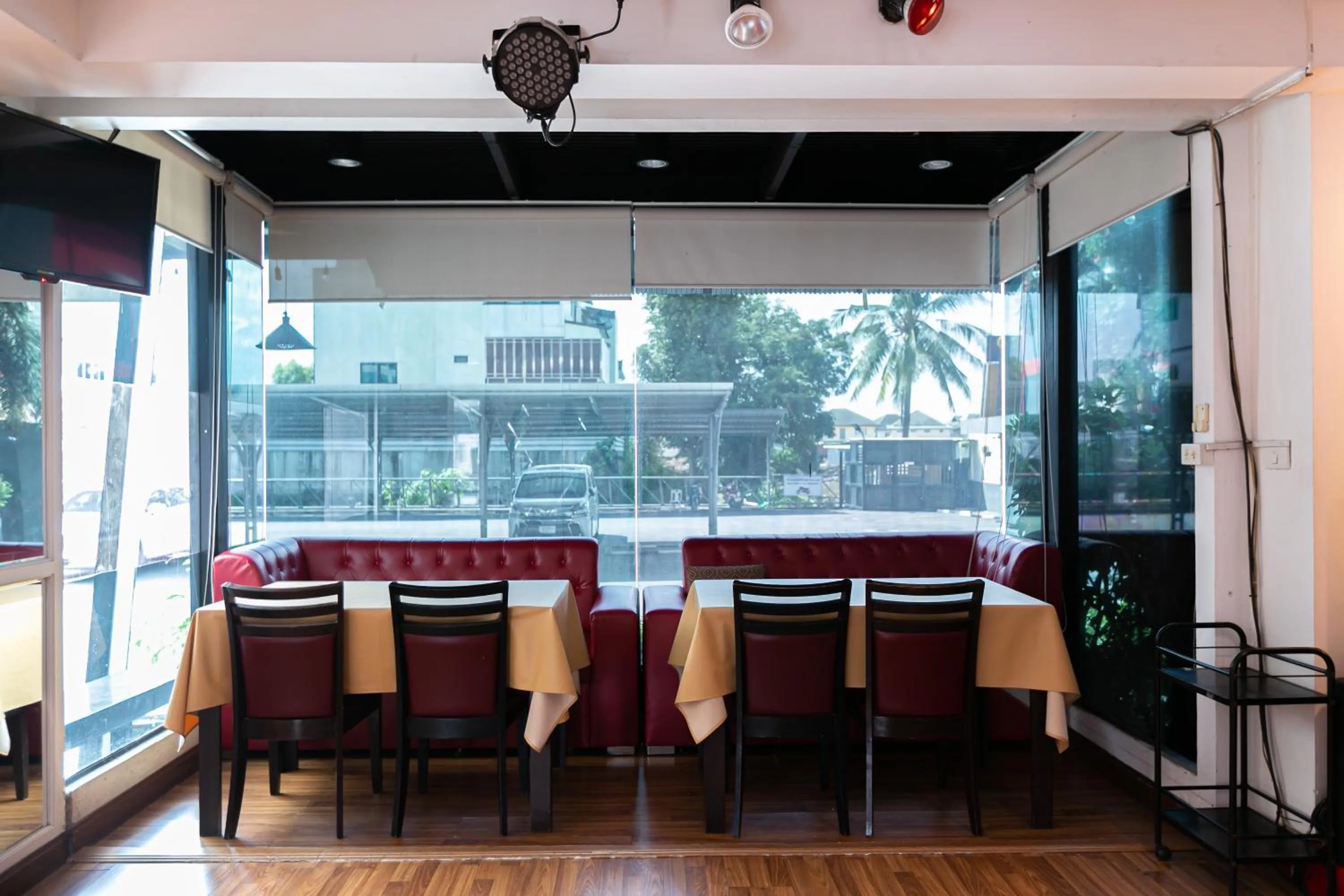 Restaurant/places to eat in Grand Ratchapruek Hotel