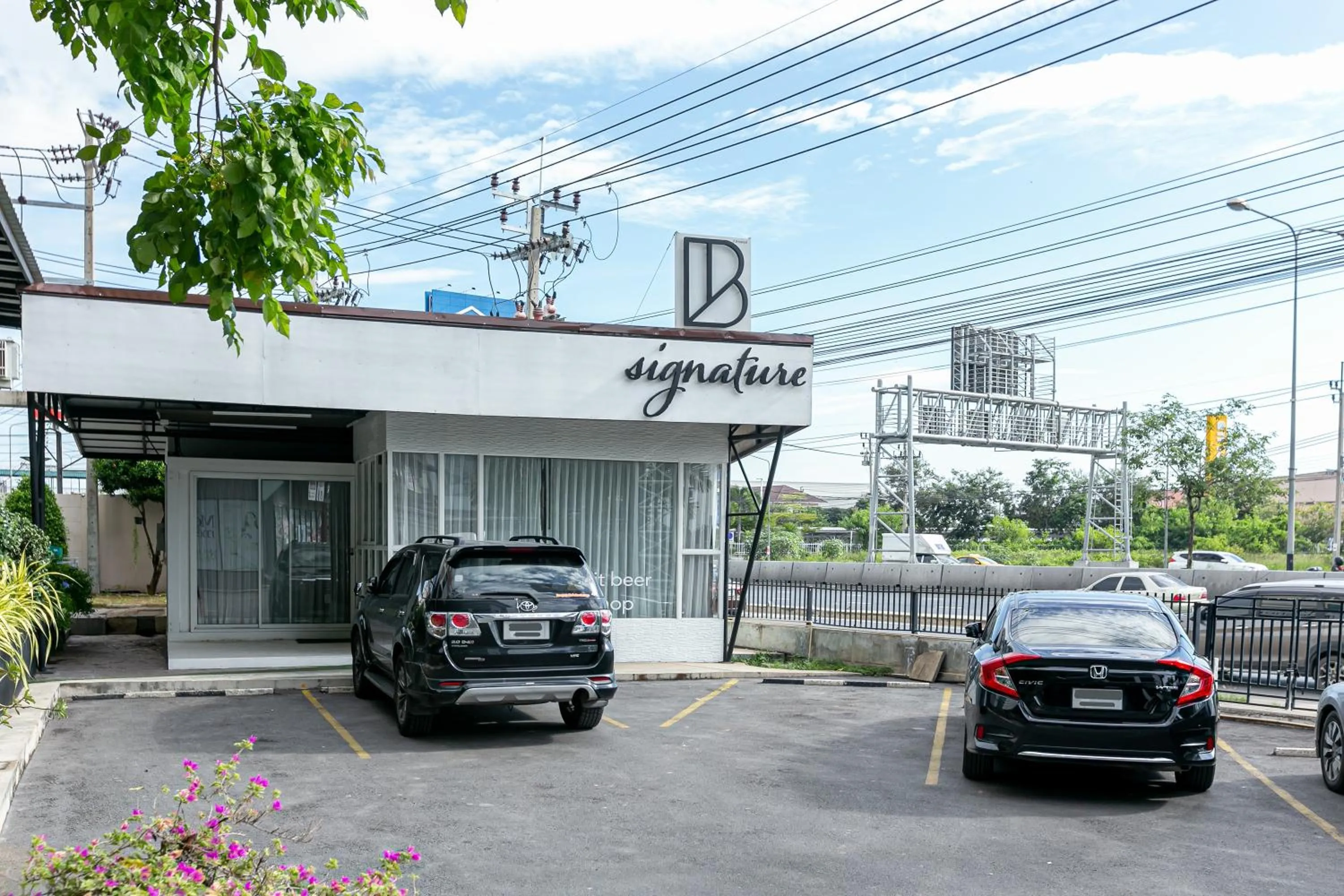 Parking in Grand Ratchapruek Hotel