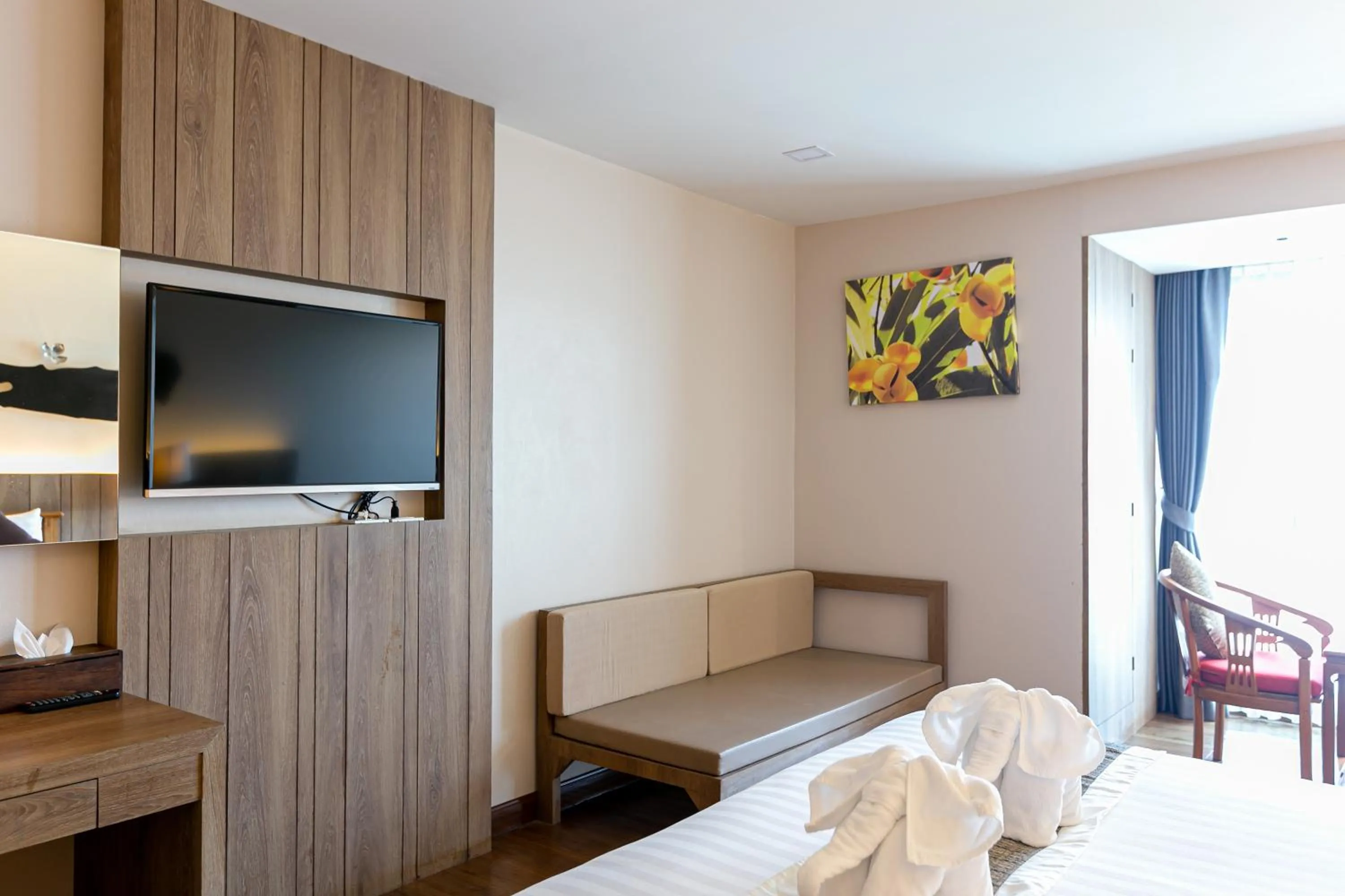 Communal lounge/ TV room, Bed in Grand Ratchapruek Hotel