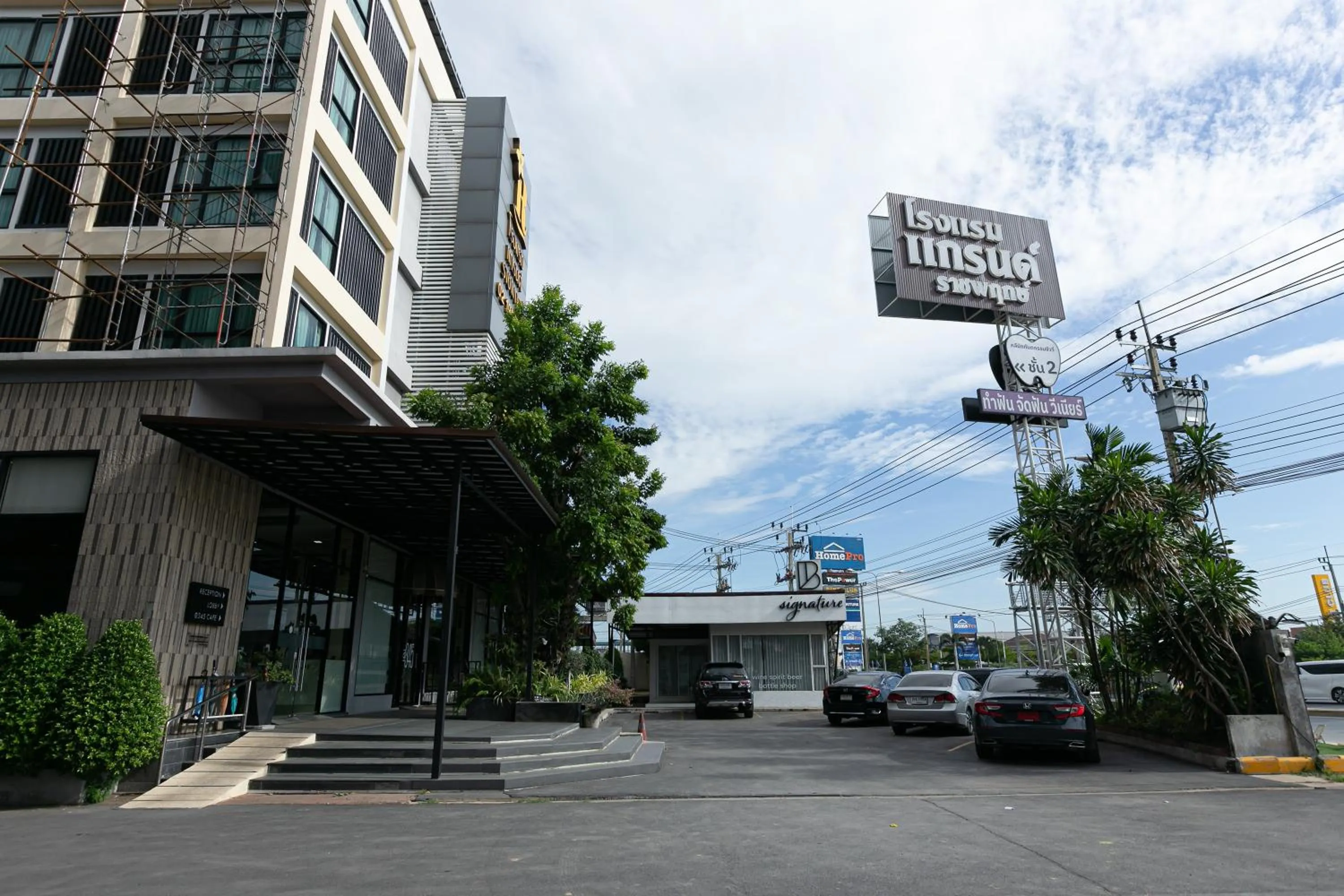 Property building in Grand Ratchapruek Hotel