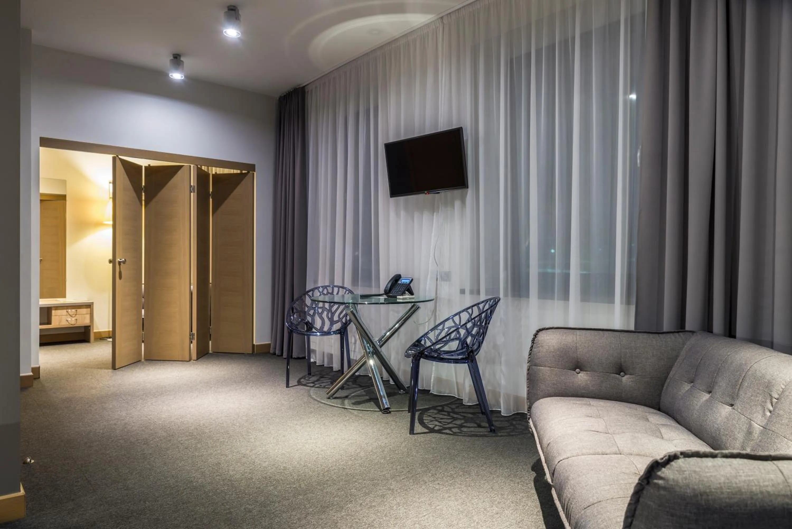 Photo of the whole room in Restart