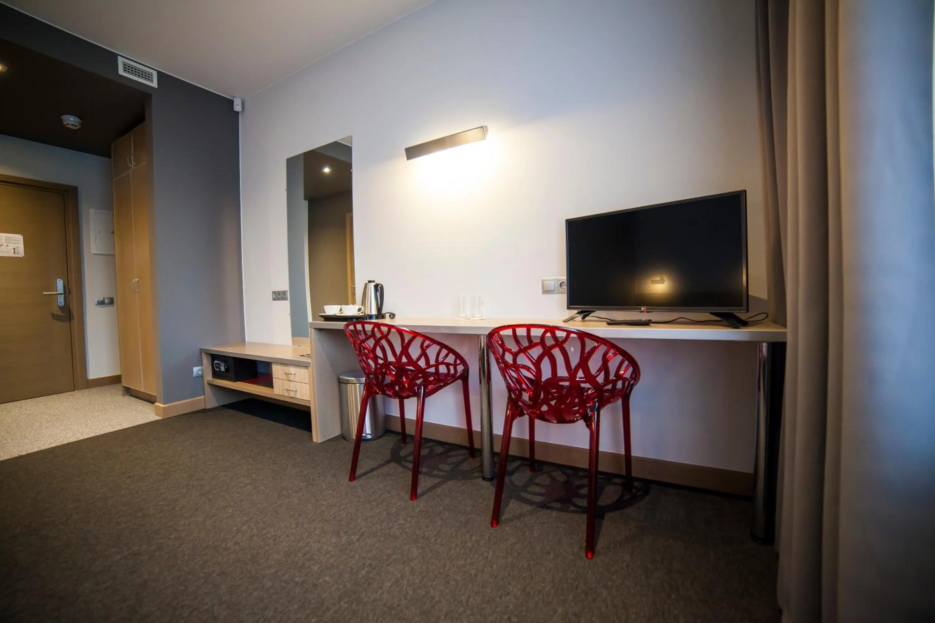 Photo of the whole room in Restart