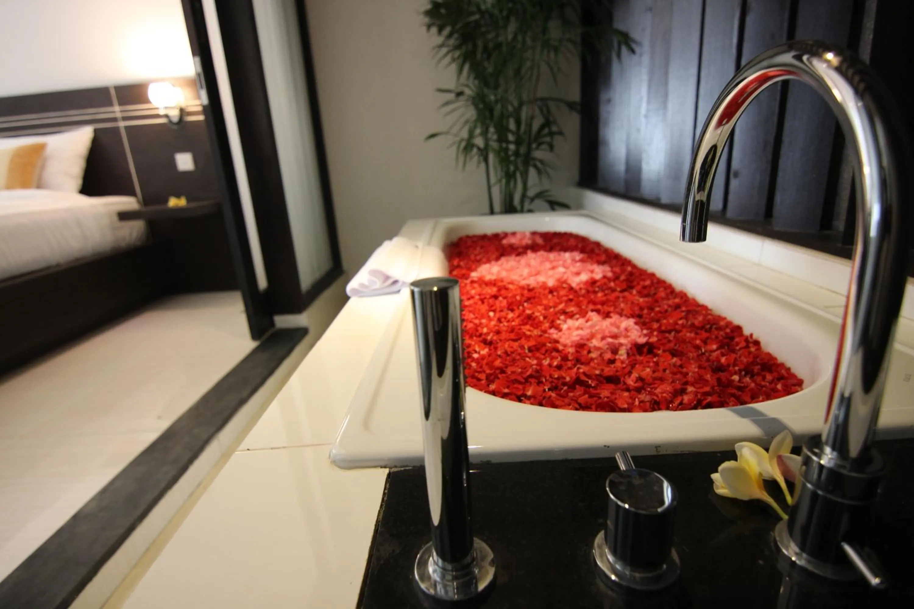 Shower, Bed in The Diana Suite