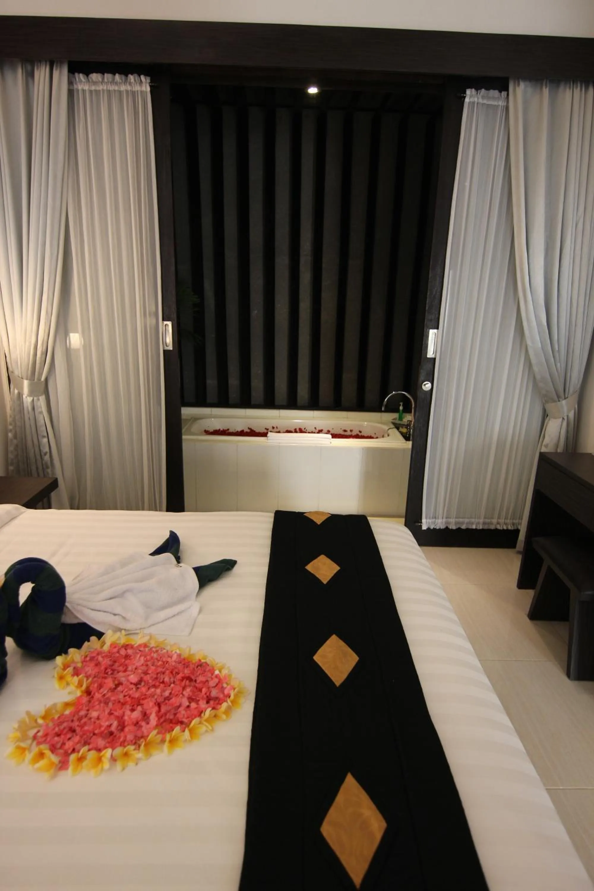 Bathroom, Bed in The Diana Suite