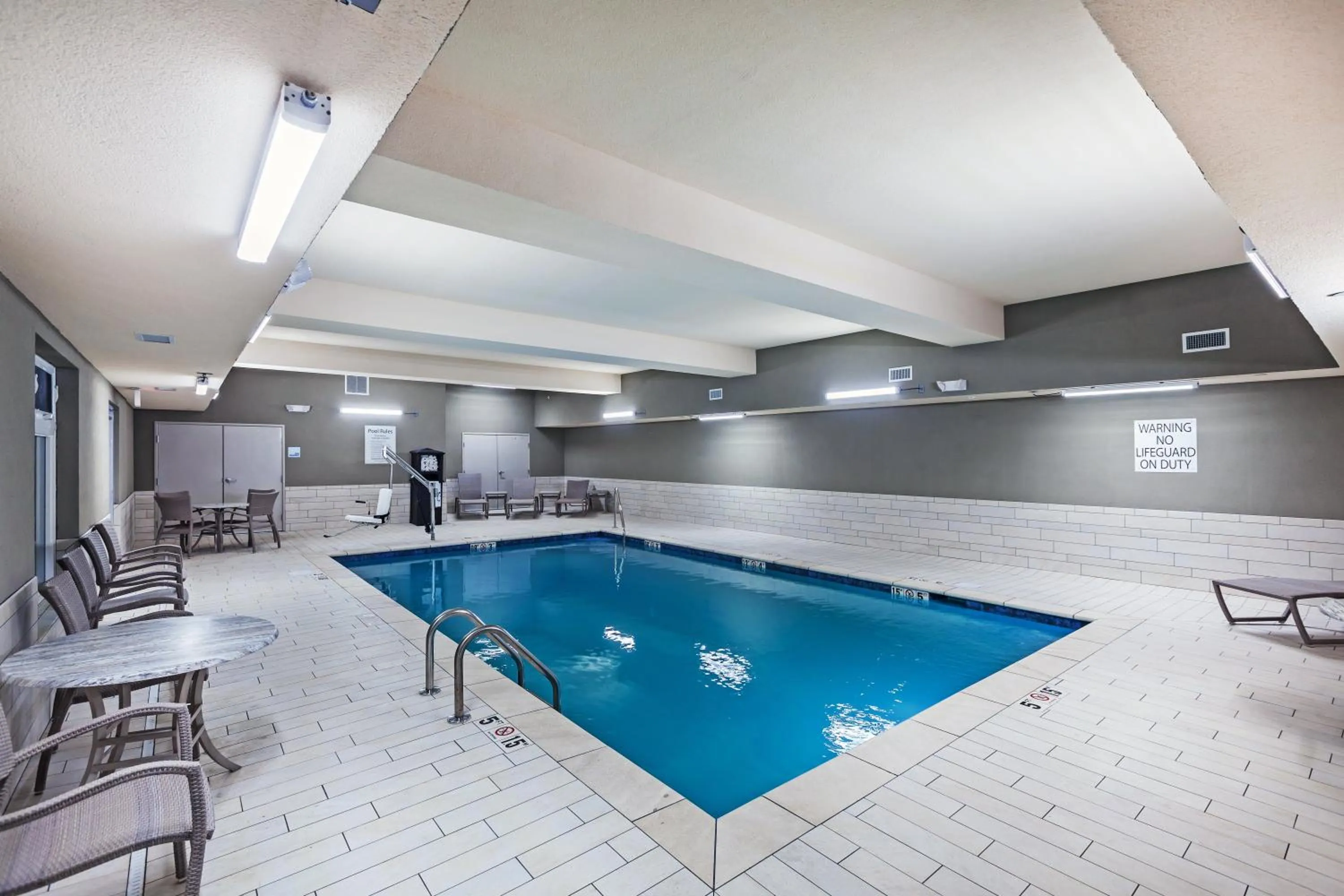 Swimming pool in Holiday Inn Express & Suites - Coffeyville by IHG