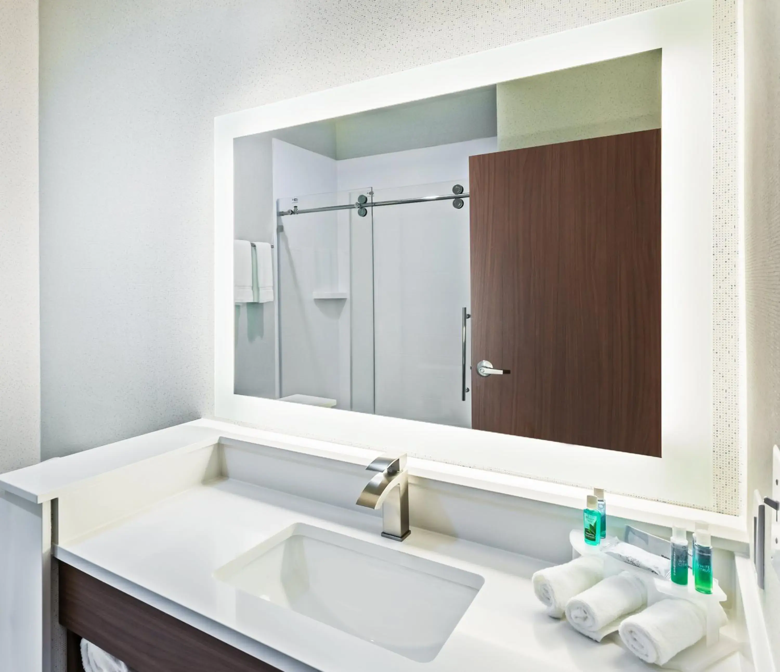 King Room - Mobility Access/Roll in Shower - Non-Smoking in Holiday Inn Express & Suites - Coffeyville by IHG King Room - Mobility Access/Roll in Shower - Non-Smoking in Holiday Inn Express & Suites - Coffeyville by IHG