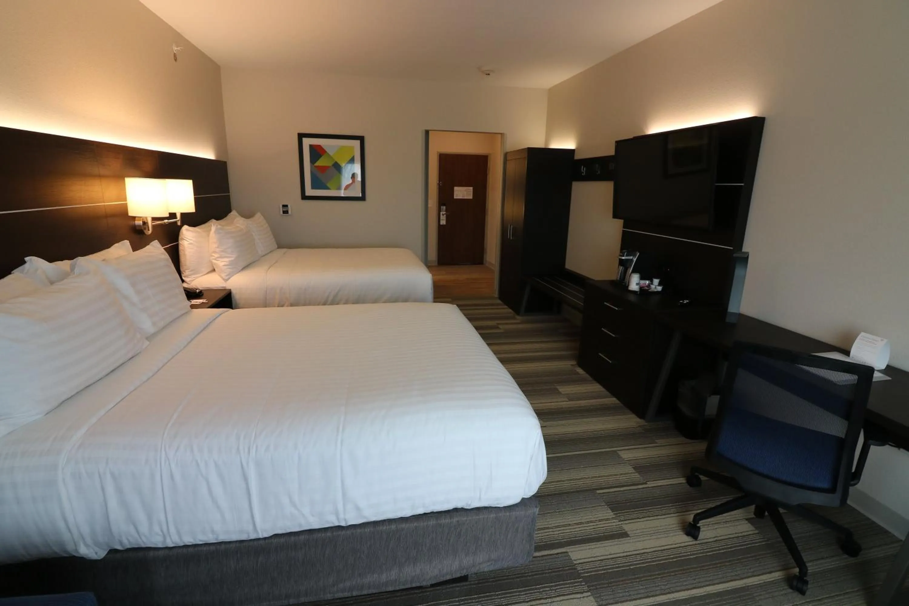 Photo of the whole room, Bed in Holiday Inn Express & Suites - Coffeyville by IHG