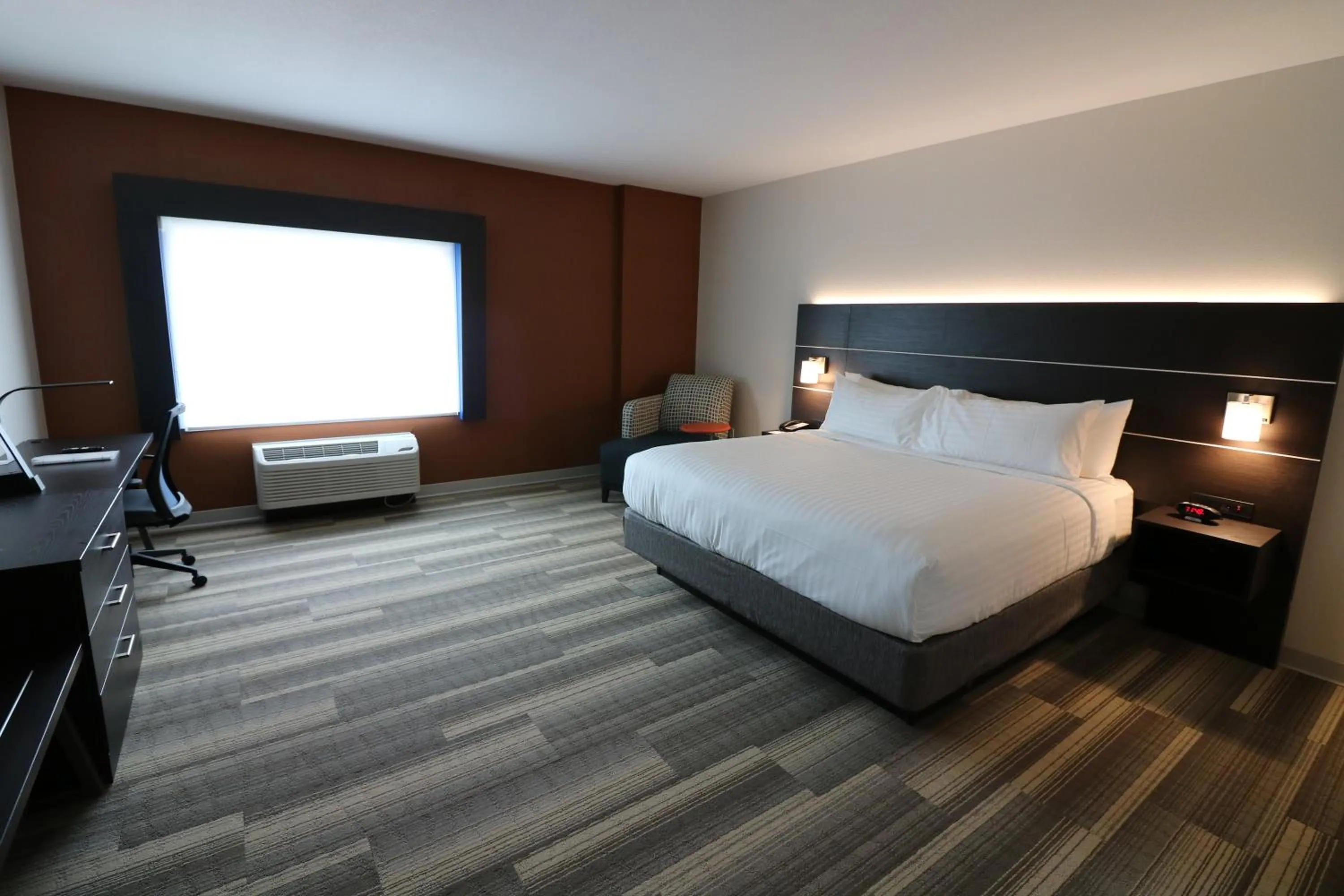 Photo of the whole room, Bed in Holiday Inn Express & Suites - Coffeyville by IHG