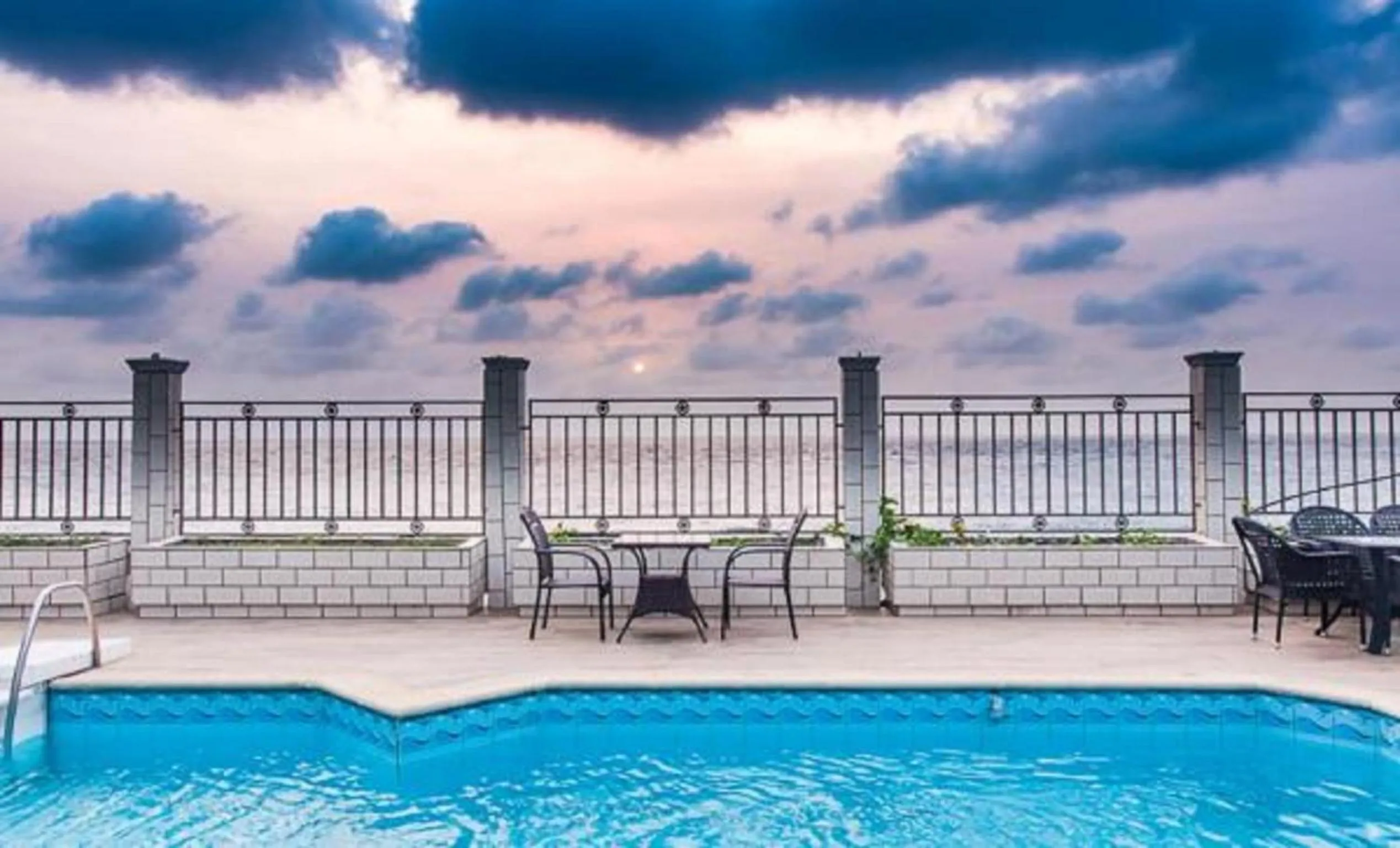 Swimming pool in Hotel Barmoi