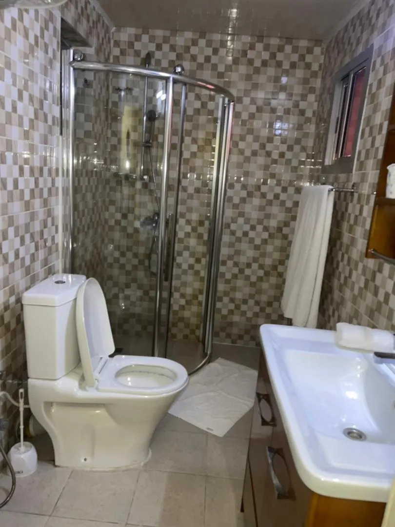 Shower in Hotel Barmoi