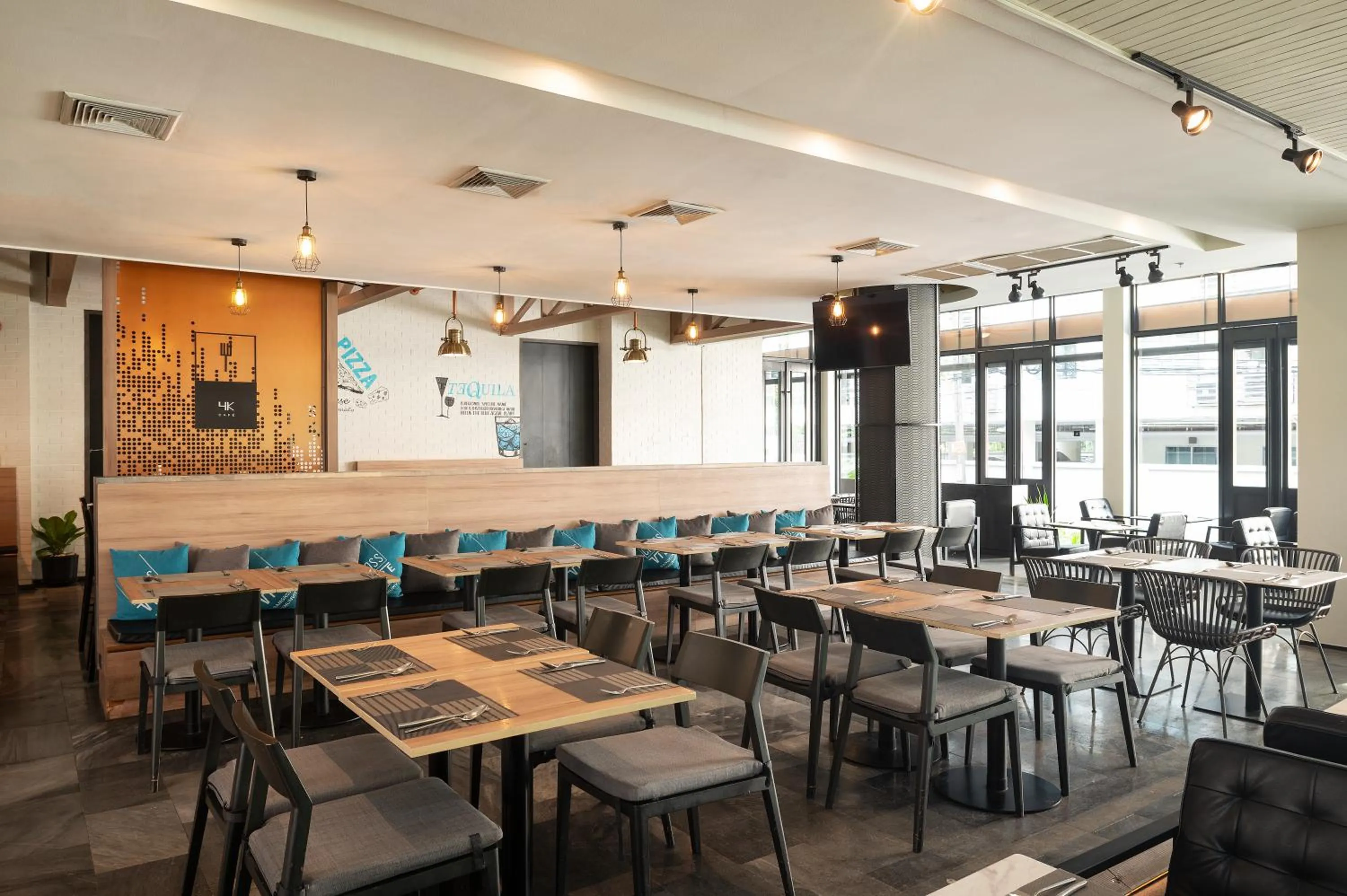 Restaurant/places to eat in Cross Vibe Bangkok Sukhumvit