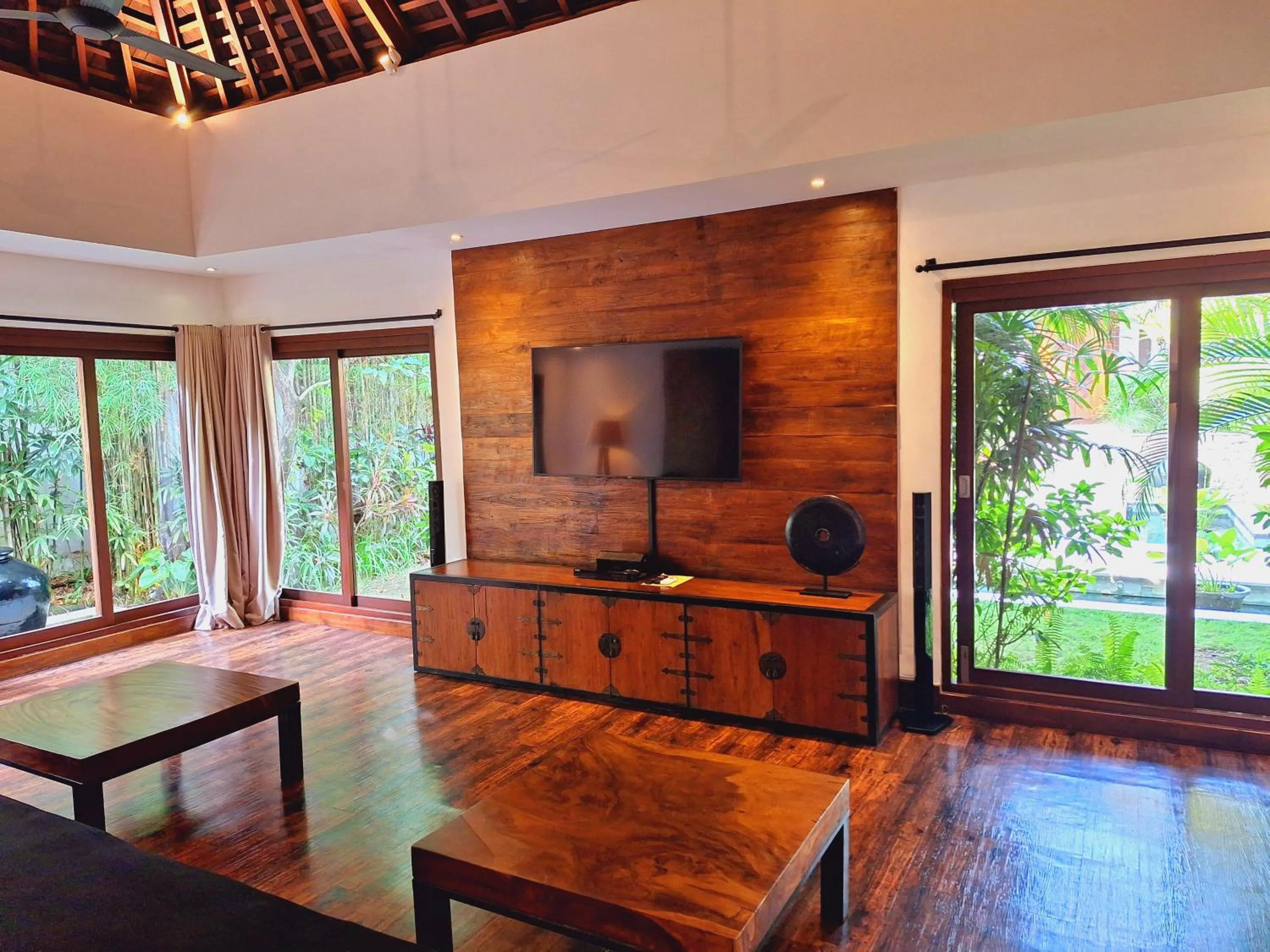 Communal lounge/ TV room in Villa Naty Canggu - 6 Bedrooms Luxury Villa