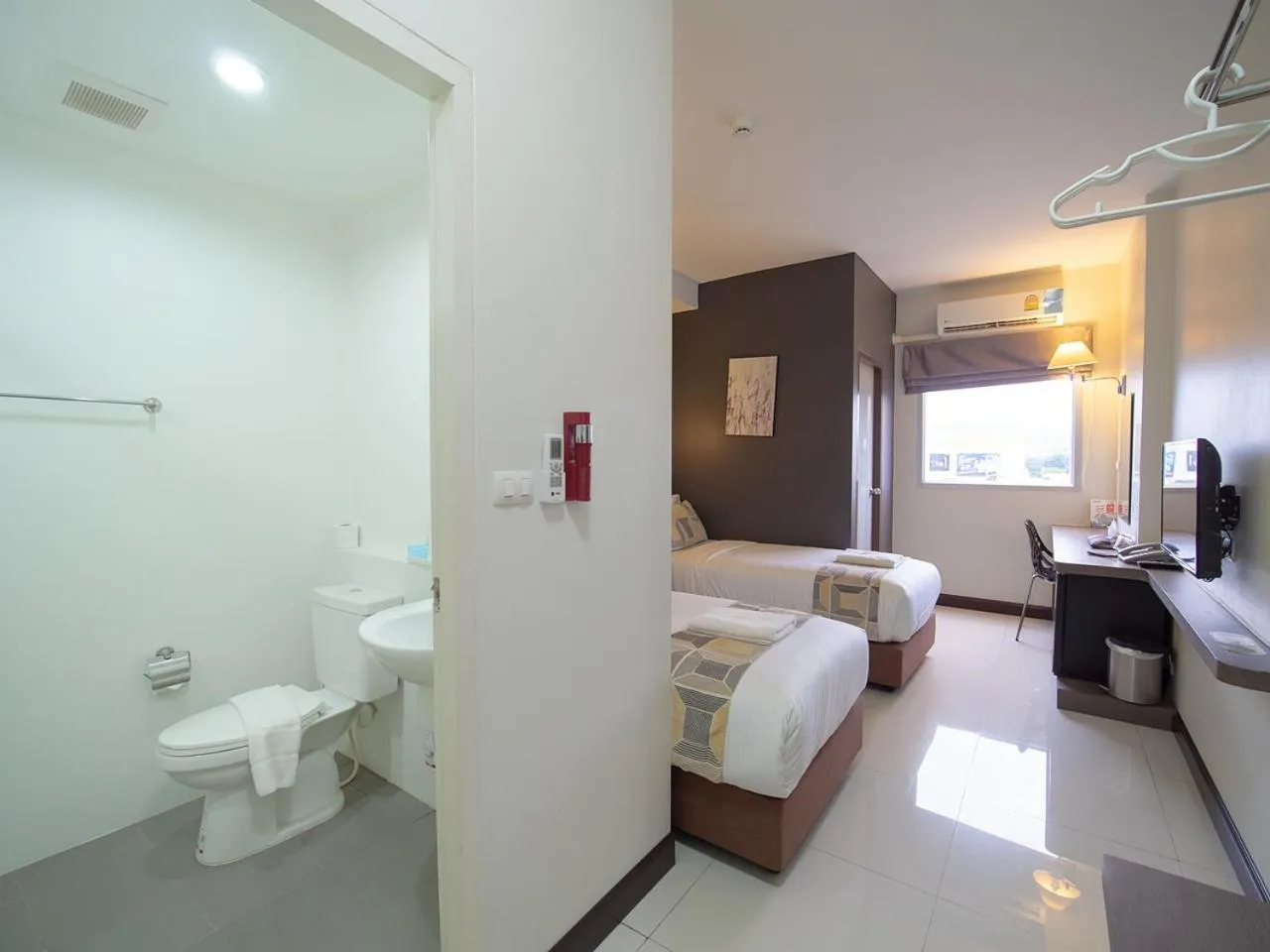 Toilet in Fortune D Hotel Maesot