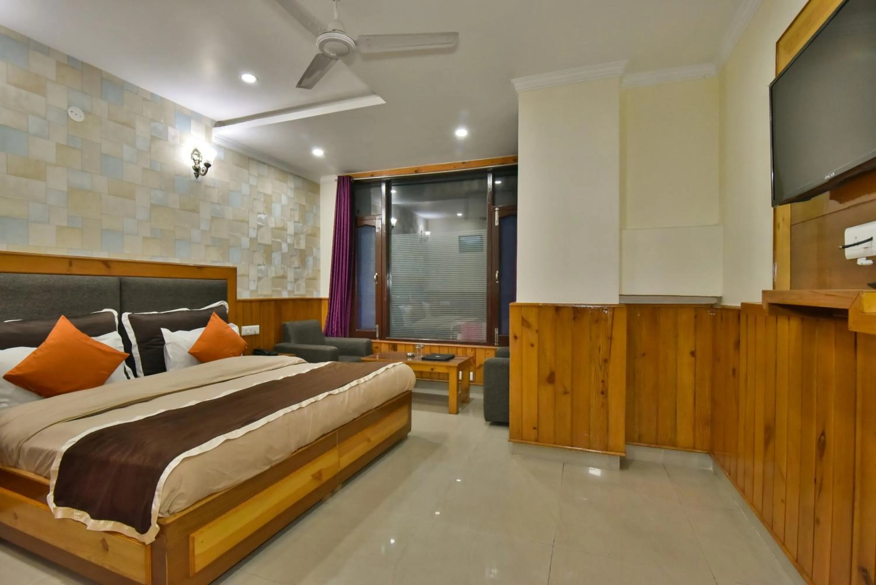 Photo of the whole room, Bed in The Posh Hotel