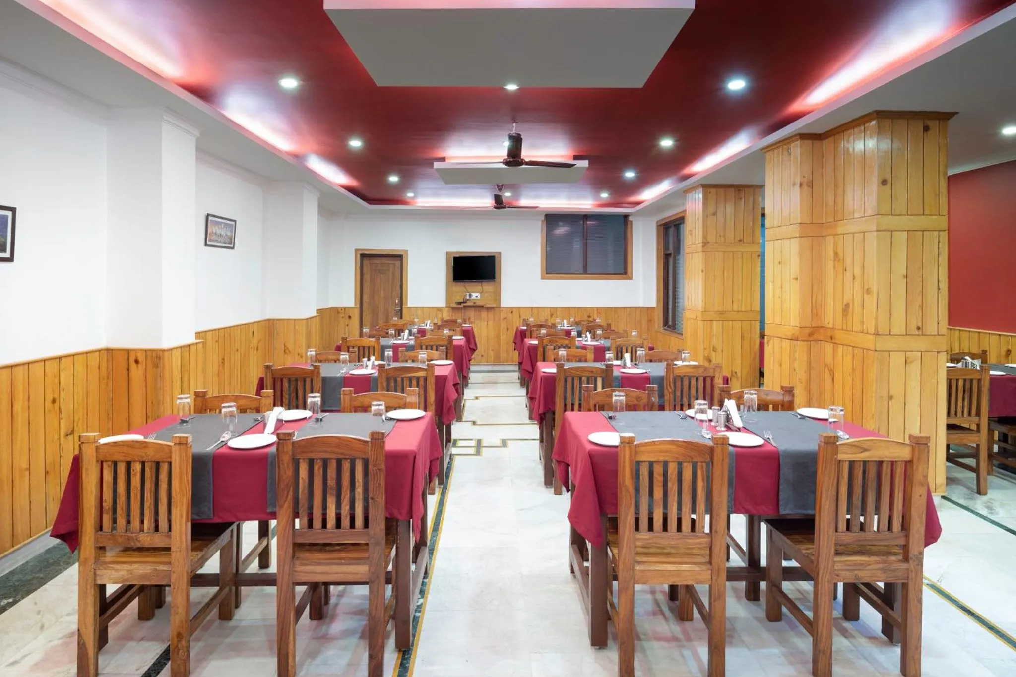 Restaurant/places to eat in The Posh Hotel