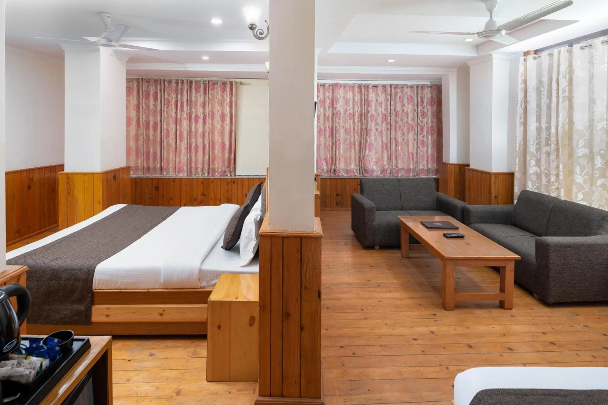 Photo of the whole room, Bed in The Posh Hotel