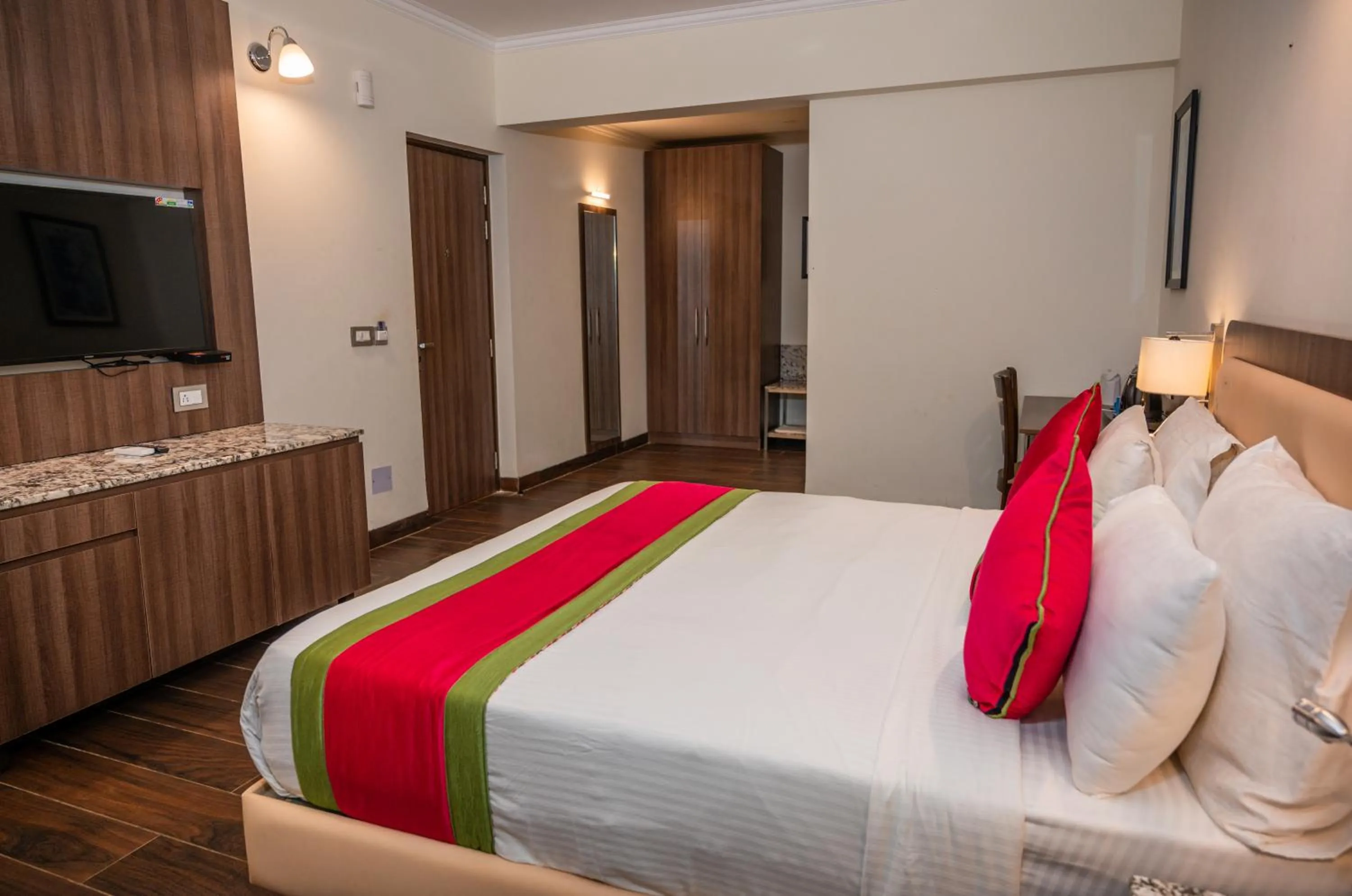 Communal lounge/ TV room, Bed in La Oasis by Meraden ,Goa