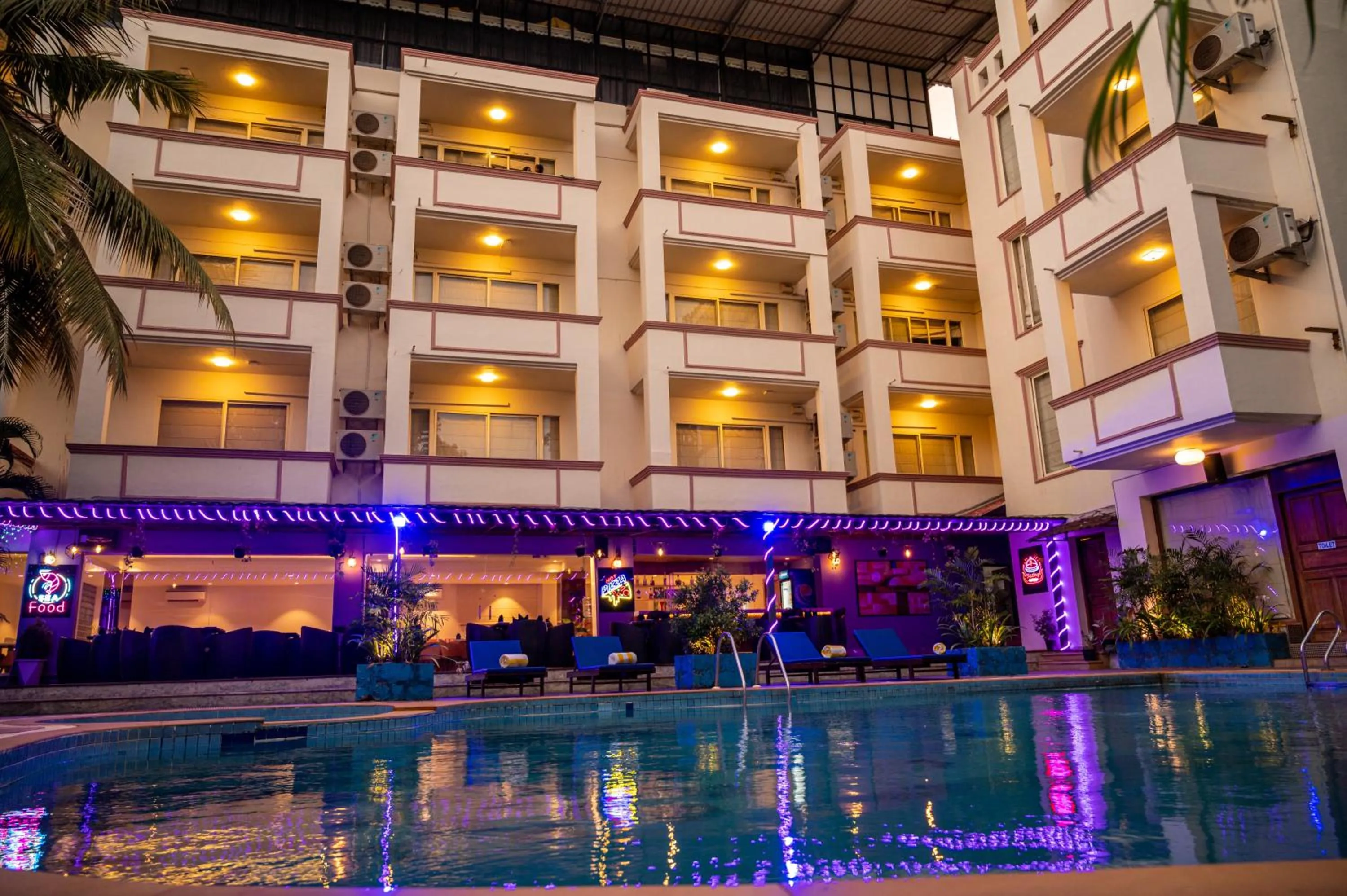 Swimming pool in La Oasis by Meraden ,Goa