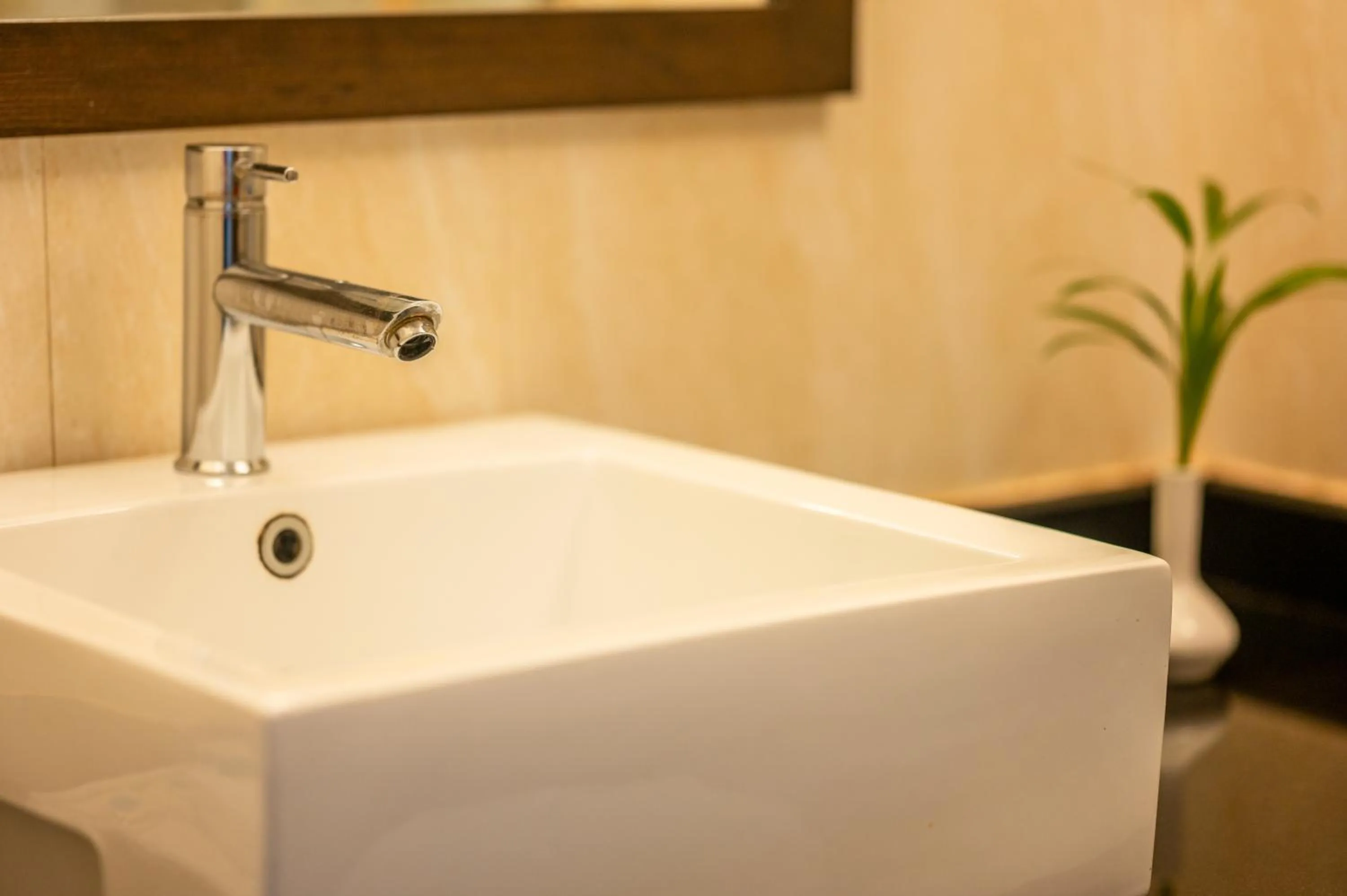 Bathroom in La Oasis by Meraden ,Goa