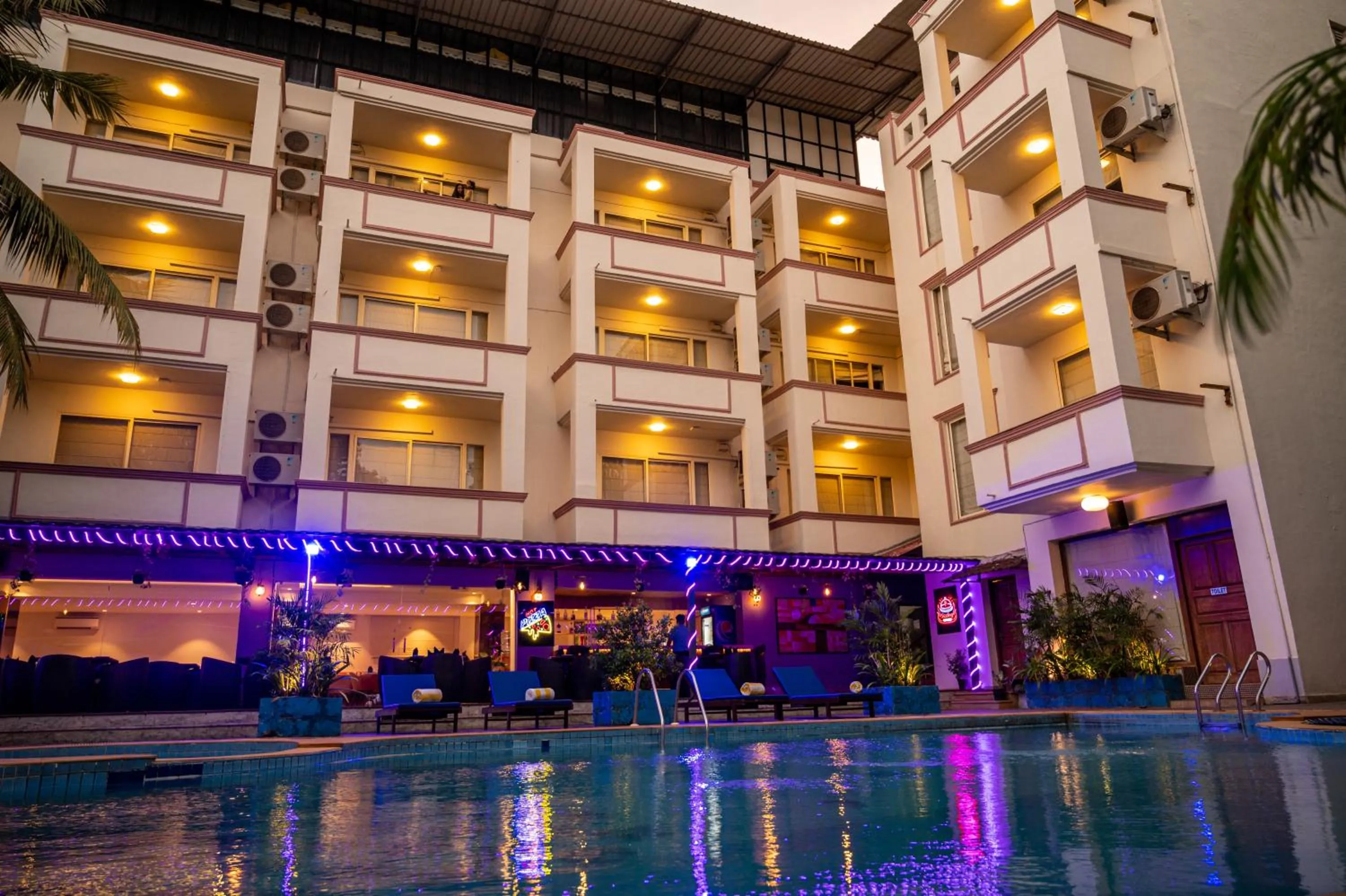 Swimming pool in La Oasis by Meraden ,Goa