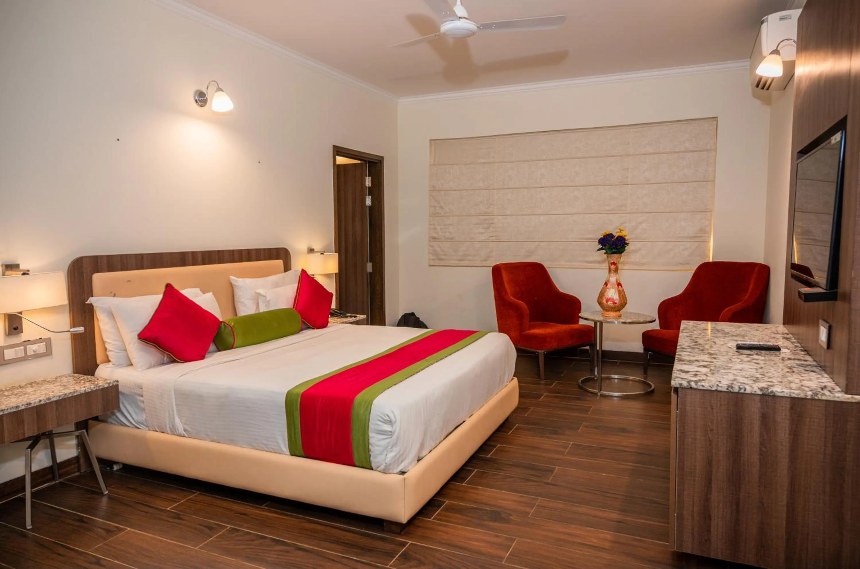 Photo of the whole room, Bed in La Oasis by Meraden ,Goa