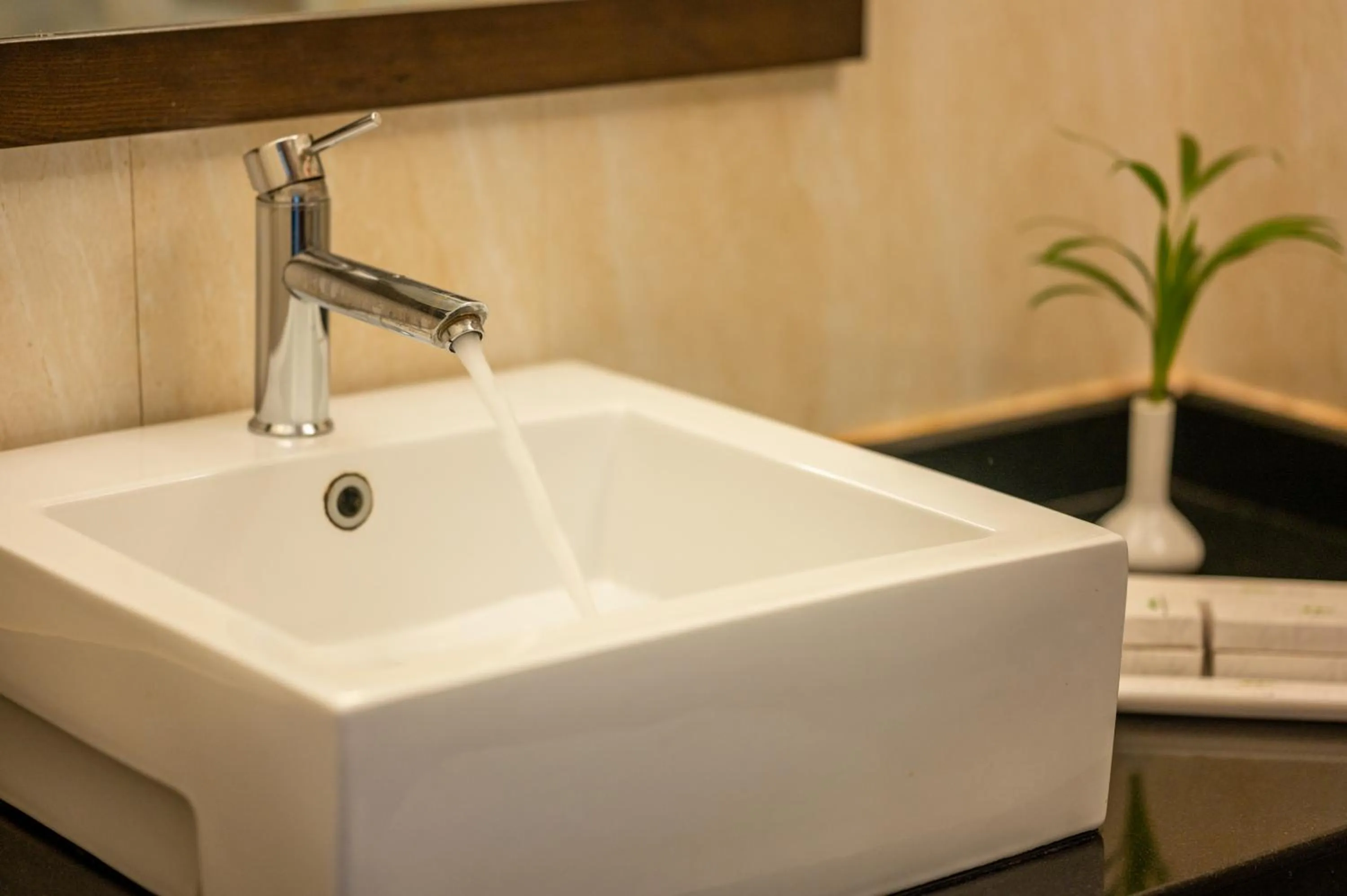 Bathroom in La Oasis by Meraden ,Goa