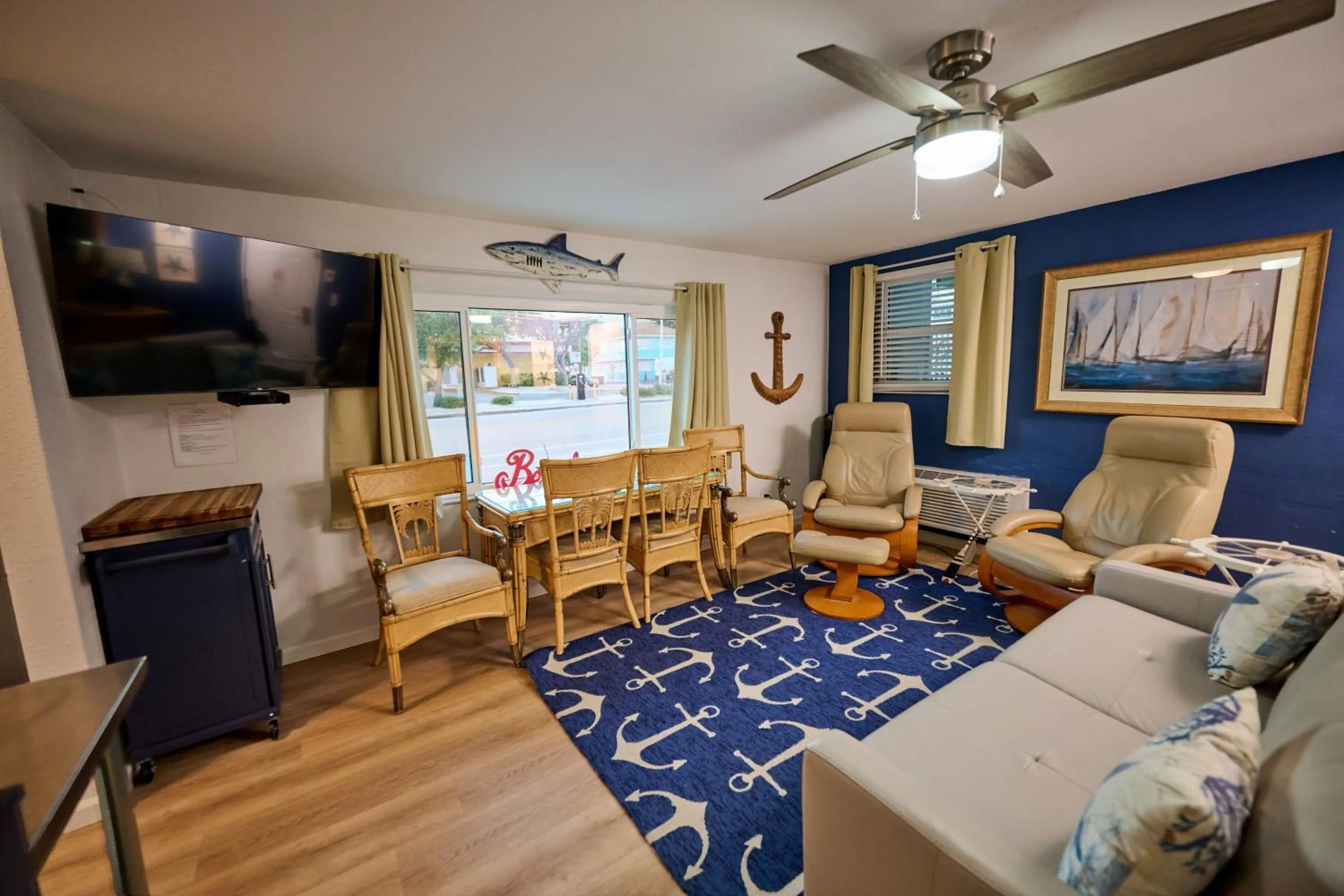 Living room in Camelot Beach Suites