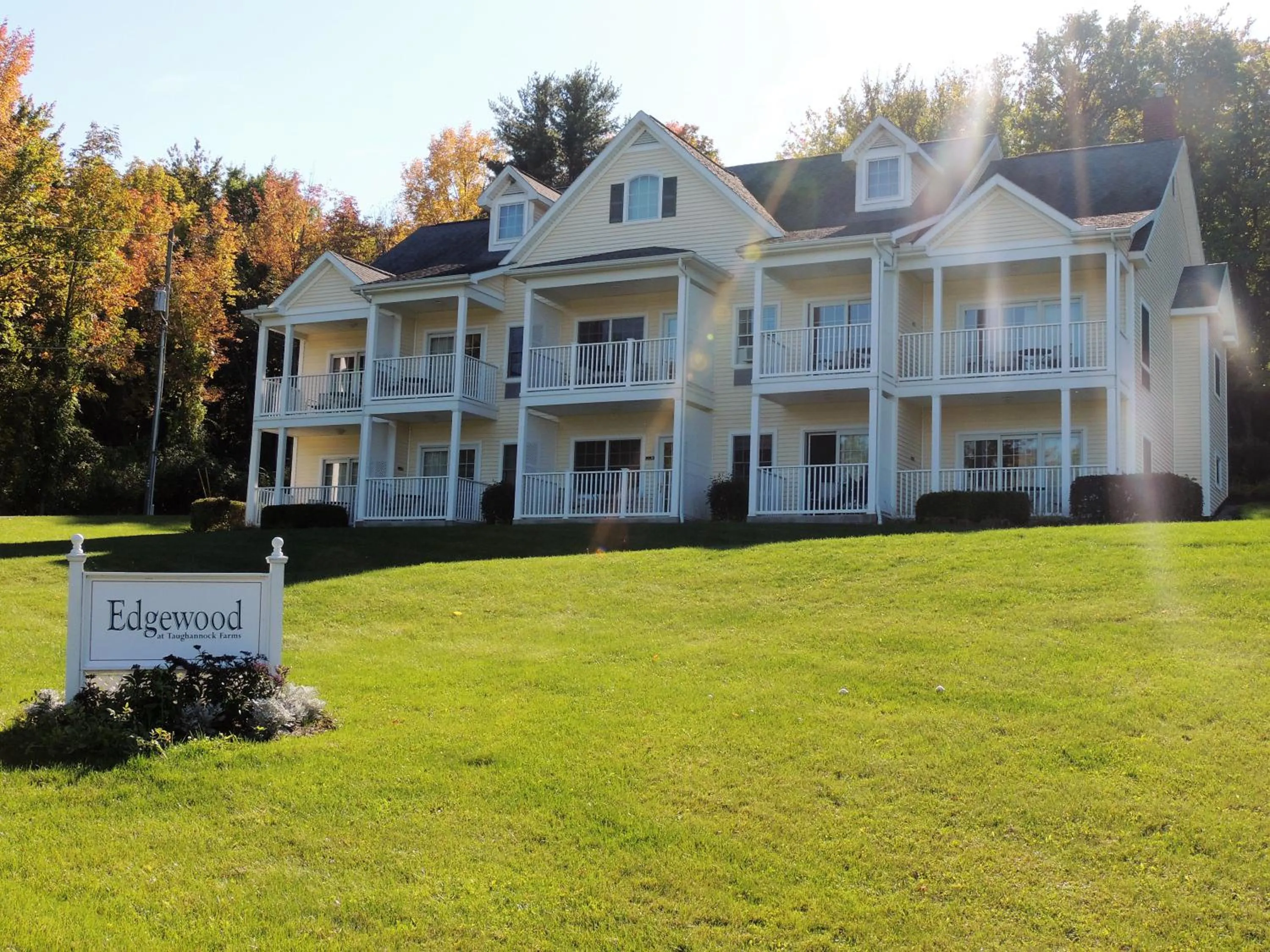 Bed in Inn at Taughannock Falls