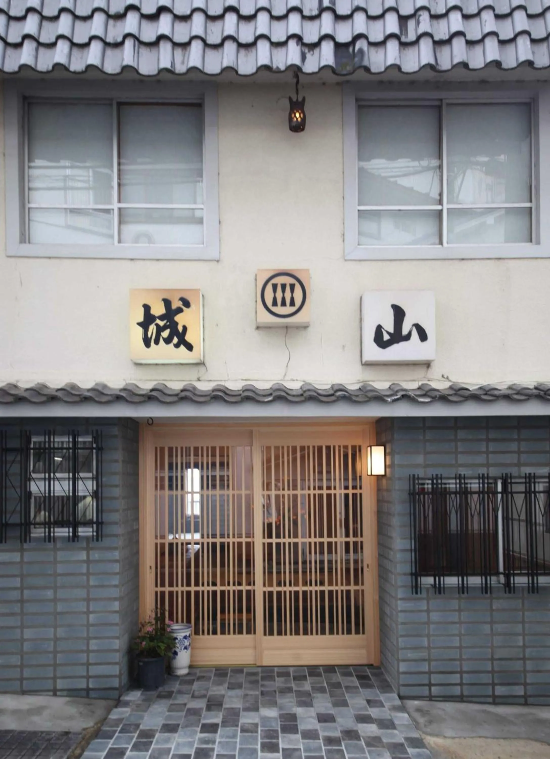 Facade/entrance in Shiroyama Ryokan