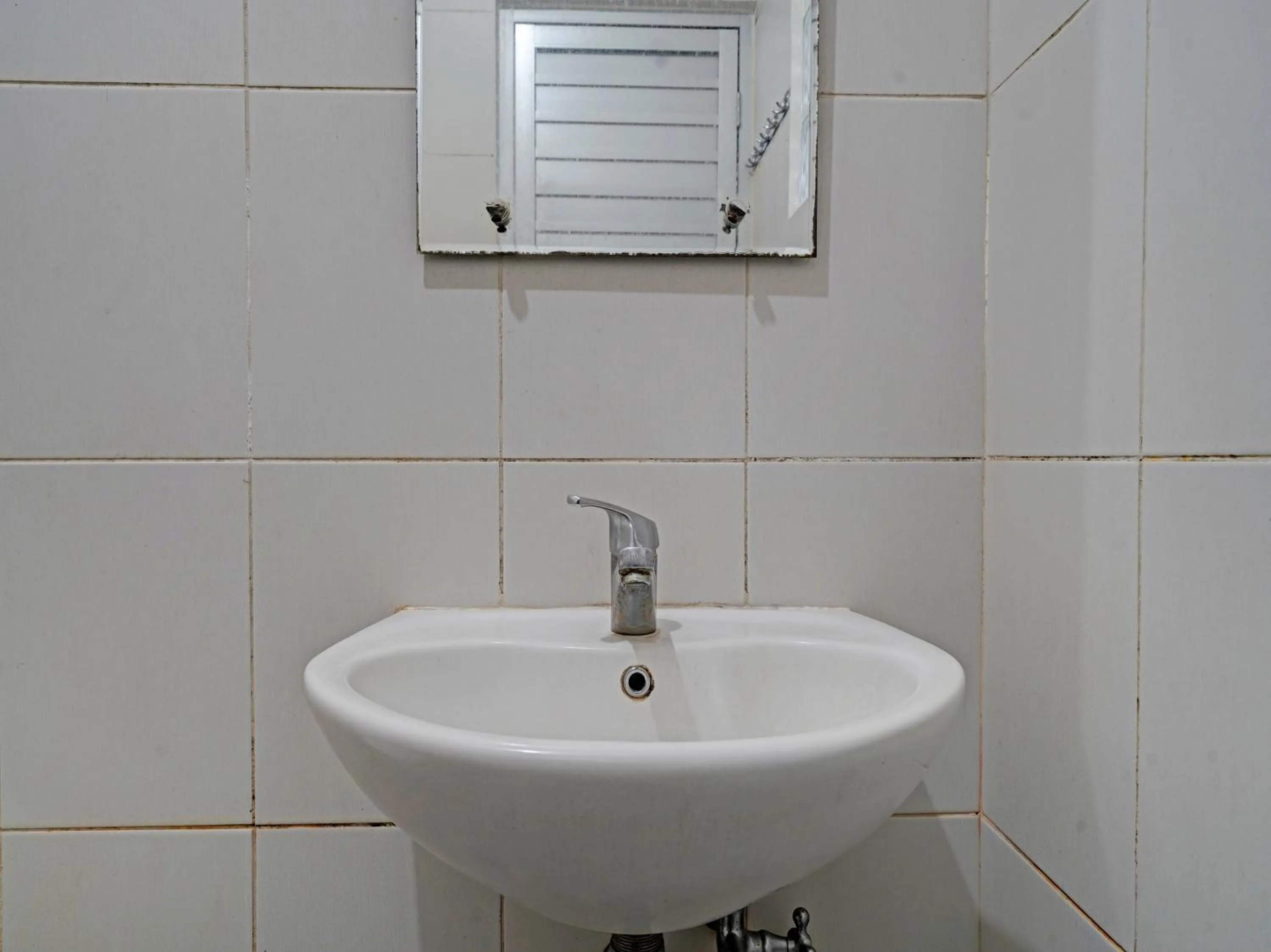 Bathroom in OYO 1699 Verona Residence