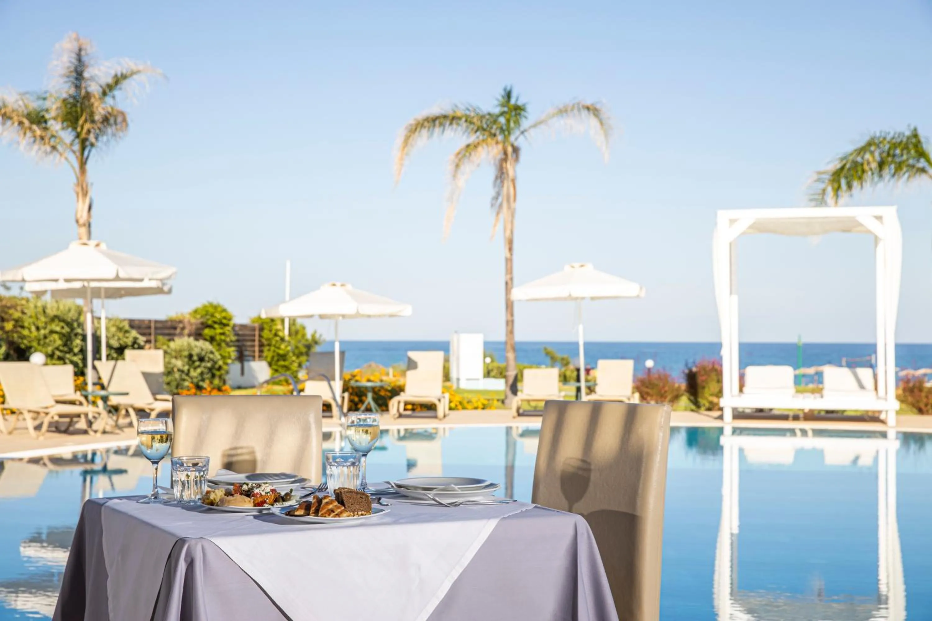 Restaurant/places to eat in Asterias Beach Resort