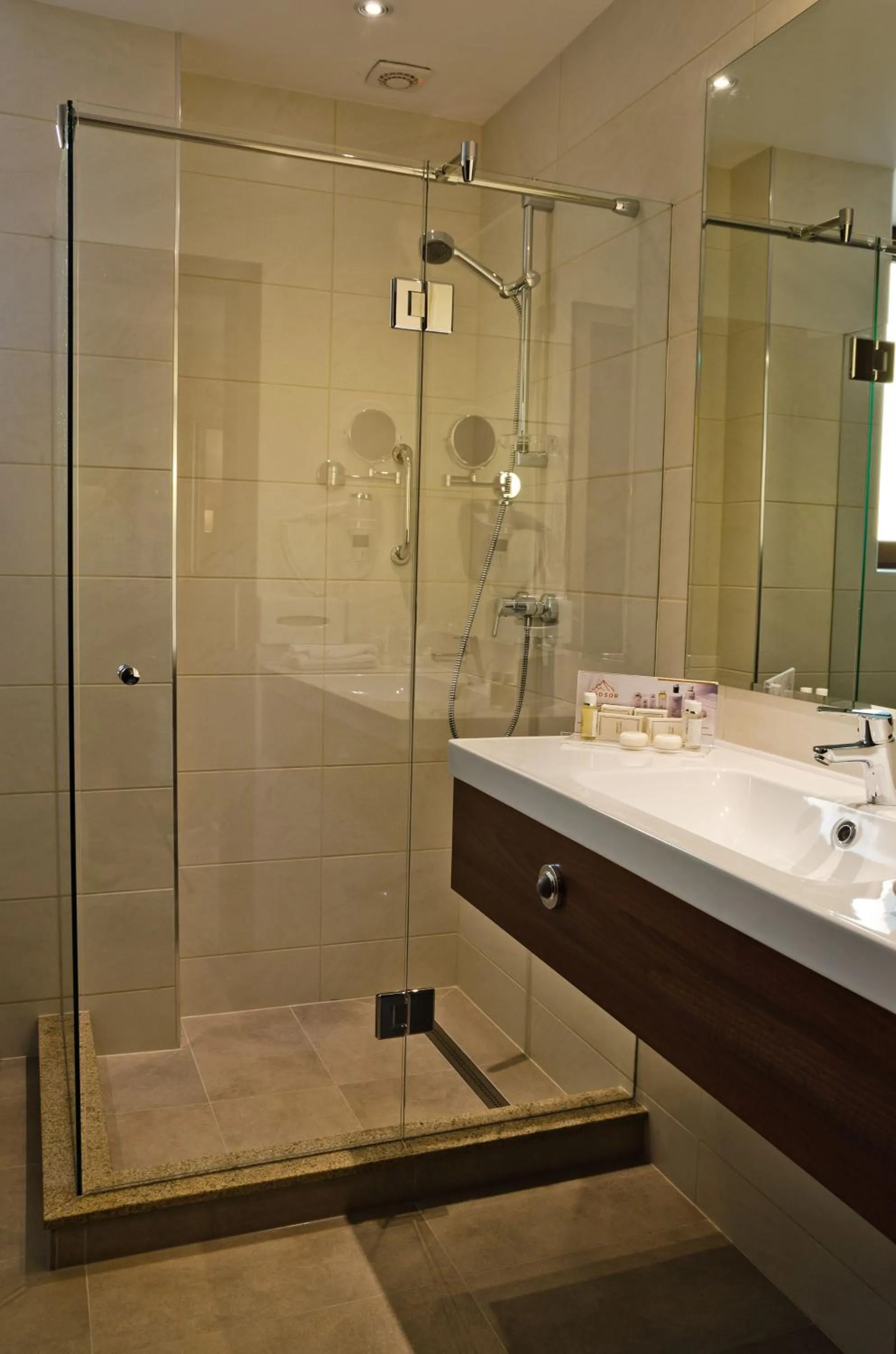 Bathroom in Radsor Hotel