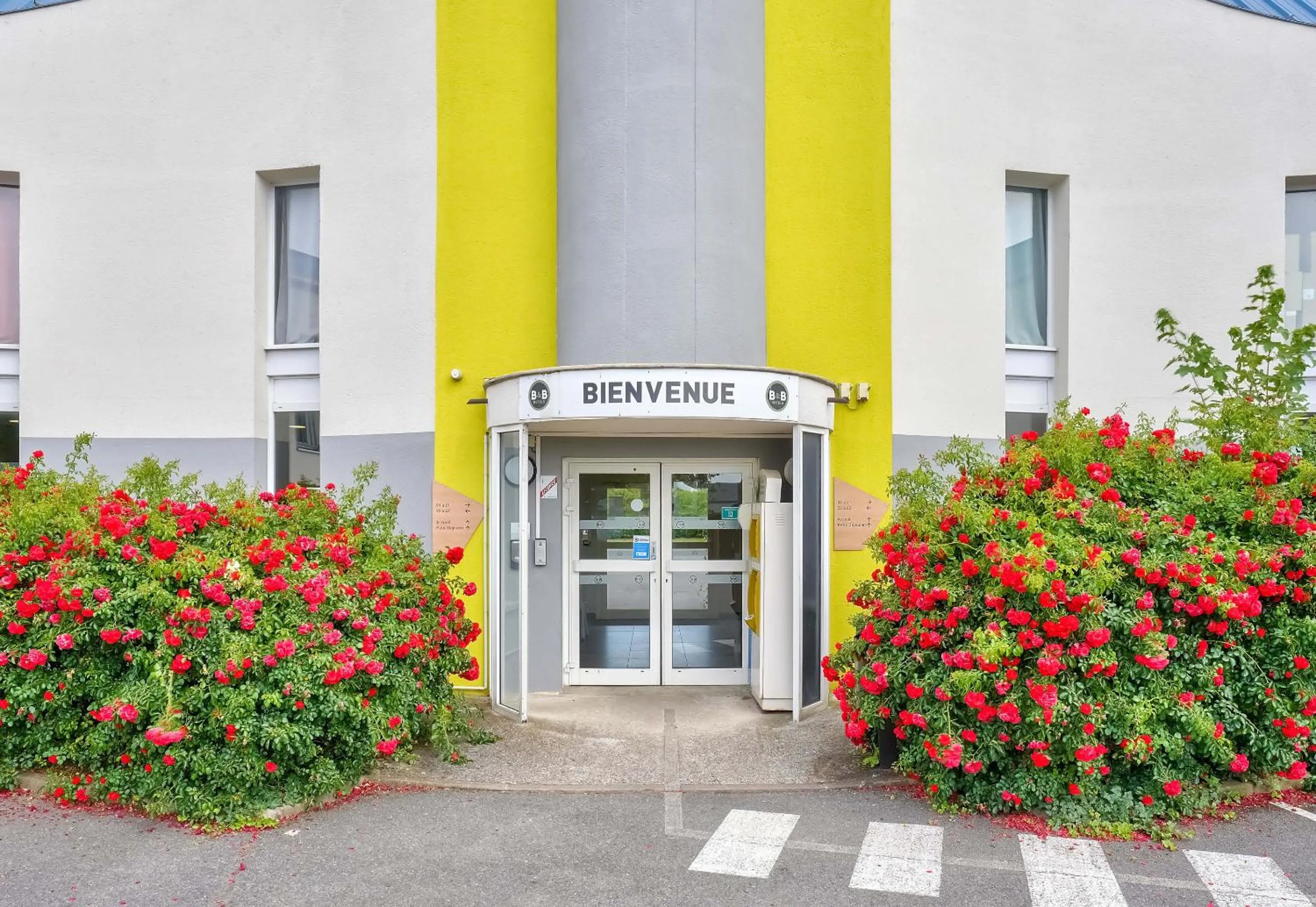 Facade/entrance in B&B HOTEL Saint-Witz