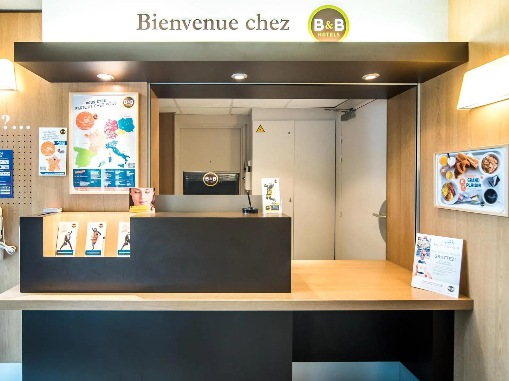 Lobby or reception in B&B HOTEL Alencon Nord