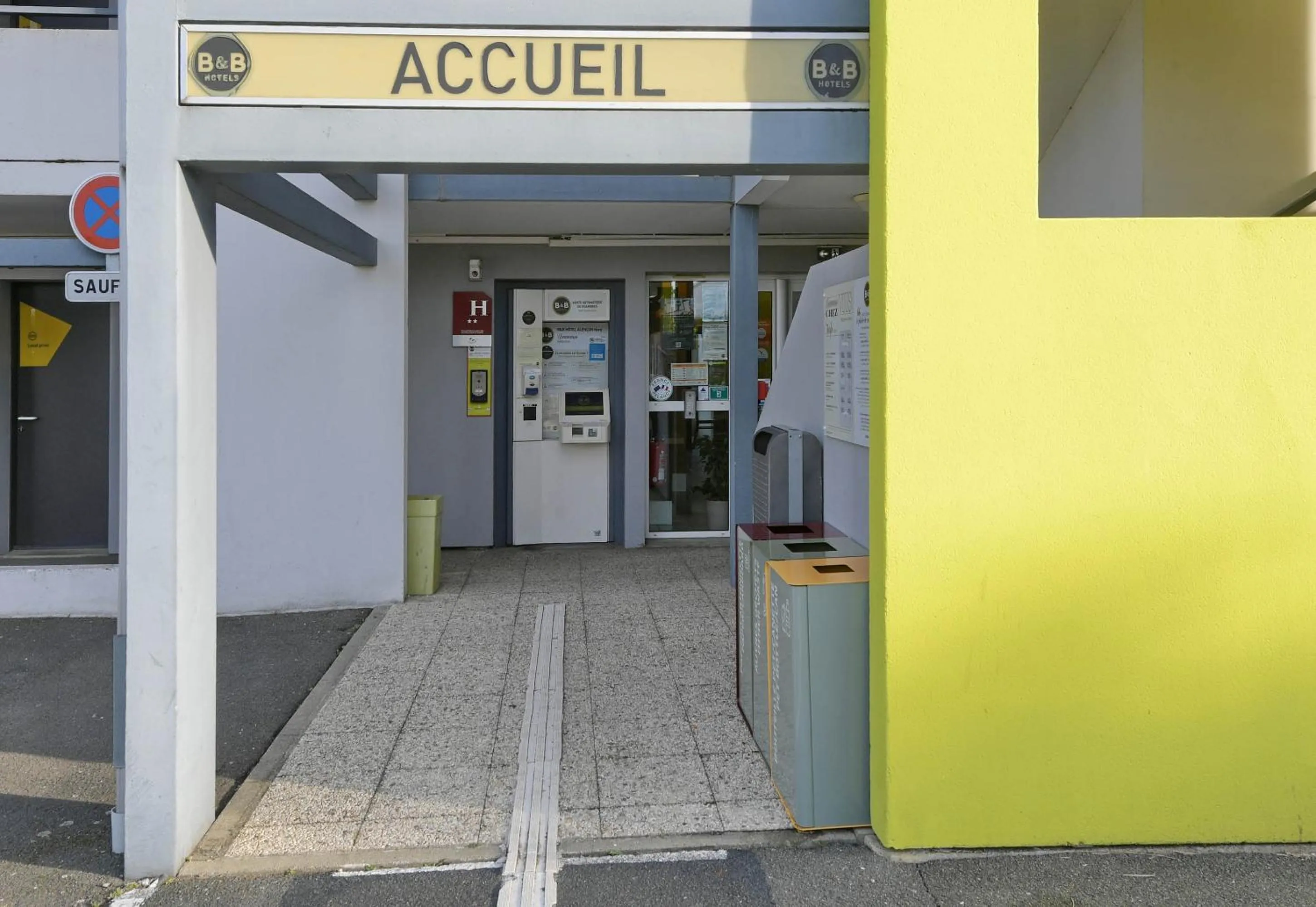 Facade/entrance in B&B HOTEL Alencon Nord