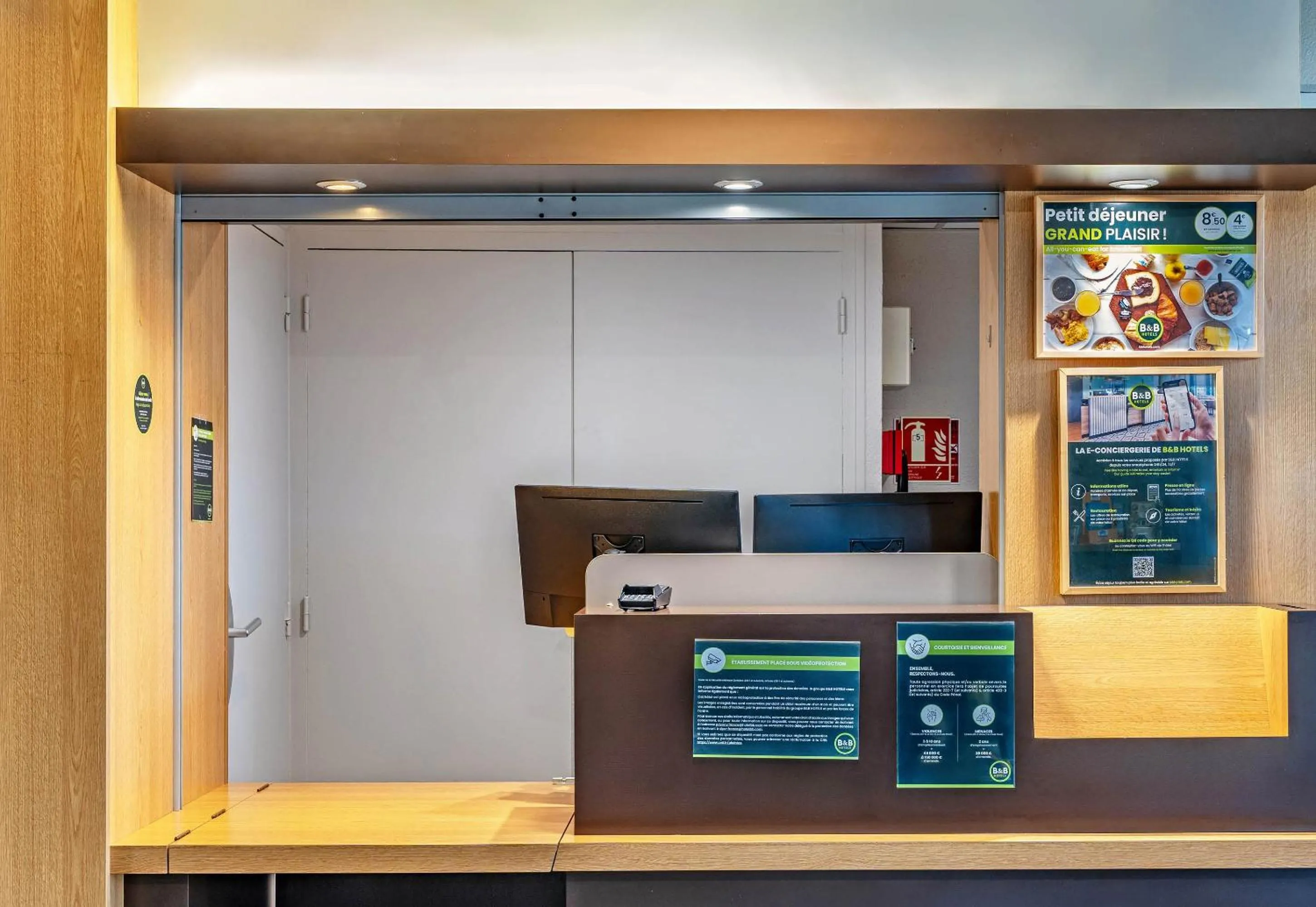 Lobby or reception in B&B HOTEL Quimper Nord Douarnenez