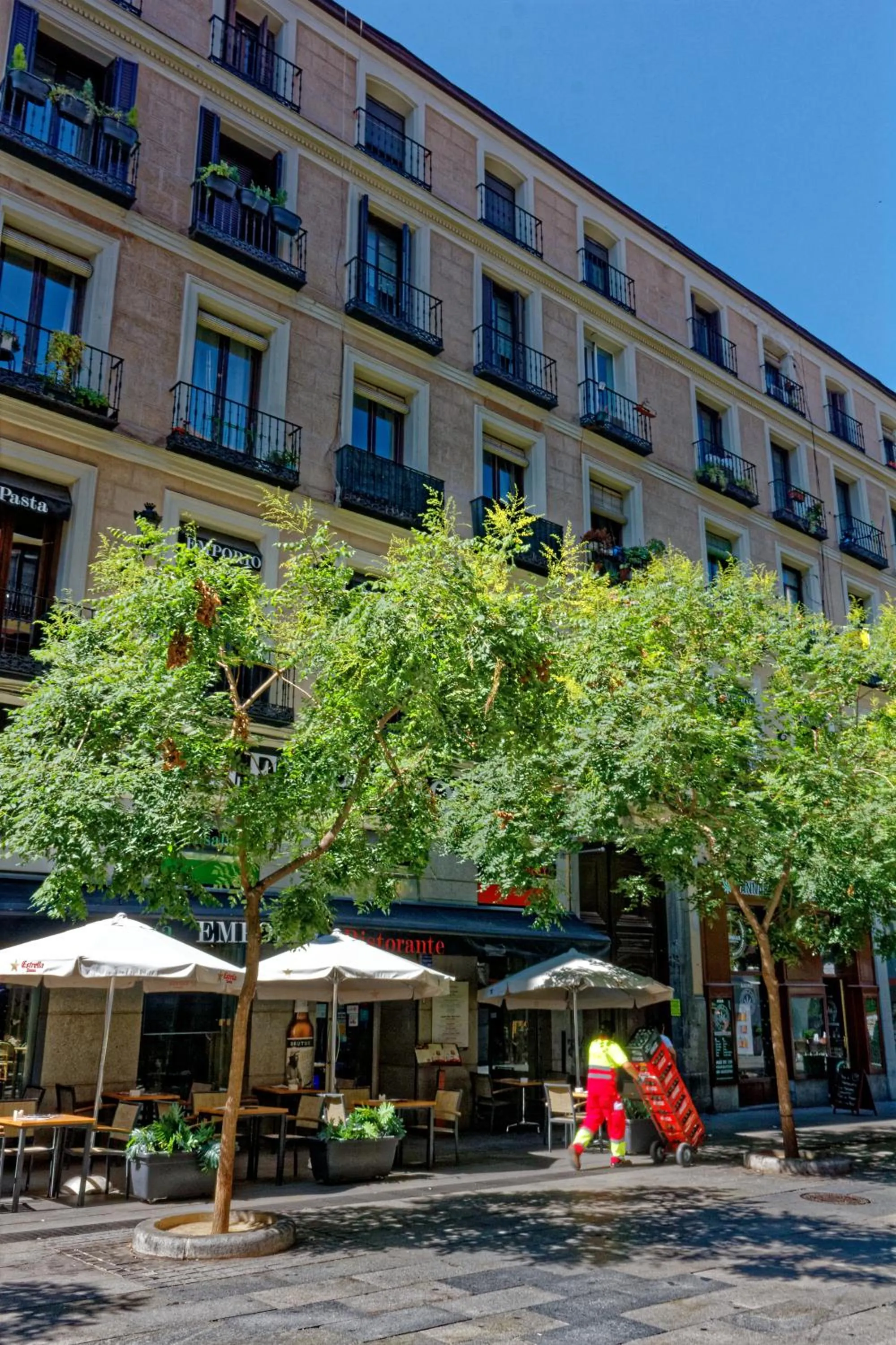 Property building in Arenal Suites Preciados